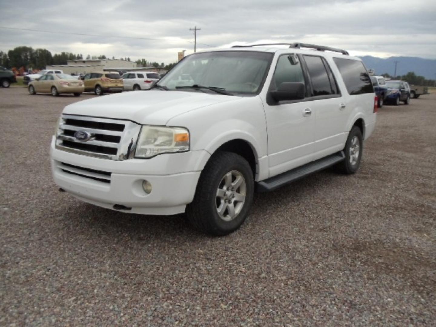 2010 White /Tan Ford Expedition XLT 4WD (1FMJK1G5XAE) with an 5.4L V8 SOHC 16V engine, 6-Speed Automatic Overdrive transmission, located at 5465 Highway 2 W., Columbia Falls, MT, 59912, (406) 892-4407, 48.352188, -114.240929 - Cruise control AC MP3 Tilt wheel Power seat drivers only Power windows door locks and mirrors Running boards Luggage Rack Towing - Photo#2