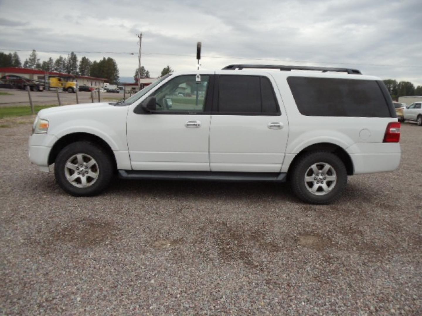 2010 White /Tan Ford Expedition XLT 4WD (1FMJK1G5XAE) with an 5.4L V8 SOHC 16V engine, 6-Speed Automatic Overdrive transmission, located at 5465 Highway 2 W., Columbia Falls, MT, 59912, (406) 892-4407, 48.352188, -114.240929 - Cruise control AC MP3 Tilt wheel Power seat drivers only Power windows door locks and mirrors Running boards Luggage Rack Towing - Photo#3