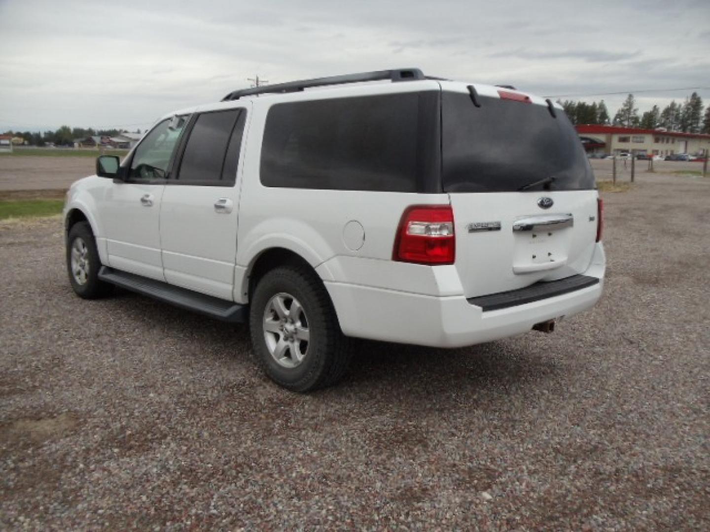 2010 White /Tan Ford Expedition XLT 4WD (1FMJK1G5XAE) with an 5.4L V8 SOHC 16V engine, 6-Speed Automatic Overdrive transmission, located at 5465 Highway 2 W., Columbia Falls, MT, 59912, (406) 892-4407, 48.352188, -114.240929 - Cruise control AC MP3 Tilt wheel Power seat drivers only Power windows door locks and mirrors Running boards Luggage Rack Towing - Photo#4