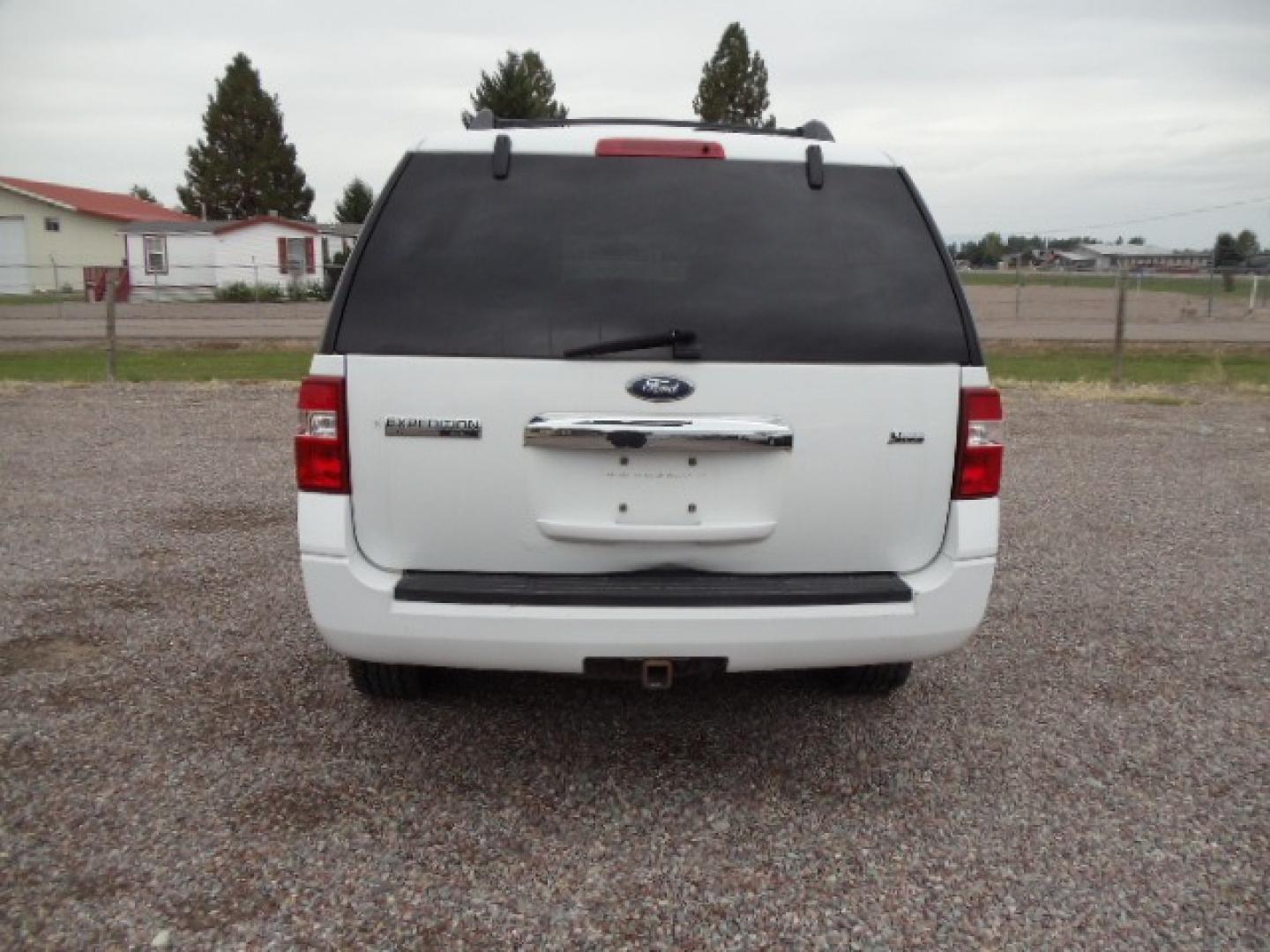 2010 White /Tan Ford Expedition XLT 4WD (1FMJK1G5XAE) with an 5.4L V8 SOHC 16V engine, 6-Speed Automatic Overdrive transmission, located at 5465 Highway 2 W., Columbia Falls, MT, 59912, (406) 892-4407, 48.352188, -114.240929 - Cruise control AC MP3 Tilt wheel Power seat drivers only Power windows door locks and mirrors Running boards Luggage Rack Towing - Photo#5