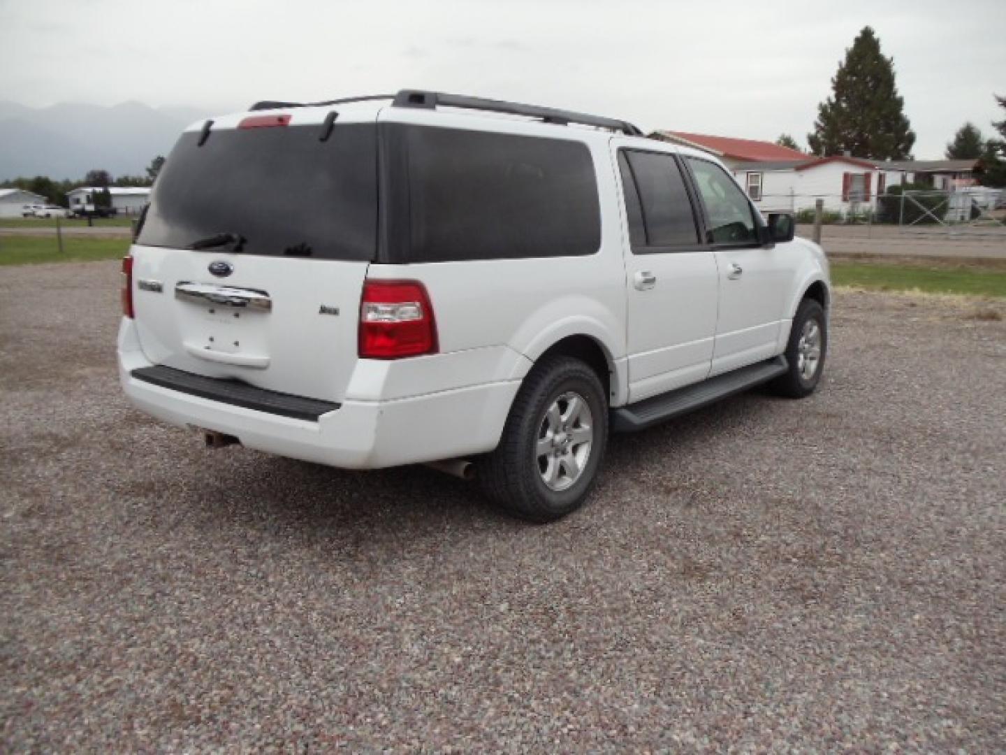 2010 White /Tan Ford Expedition XLT 4WD (1FMJK1G5XAE) with an 5.4L V8 SOHC 16V engine, 6-Speed Automatic Overdrive transmission, located at 5465 Highway 2 W., Columbia Falls, MT, 59912, (406) 892-4407, 48.352188, -114.240929 - Cruise control AC MP3 Tilt wheel Power seat drivers only Power windows door locks and mirrors Running boards Luggage Rack Towing - Photo#6