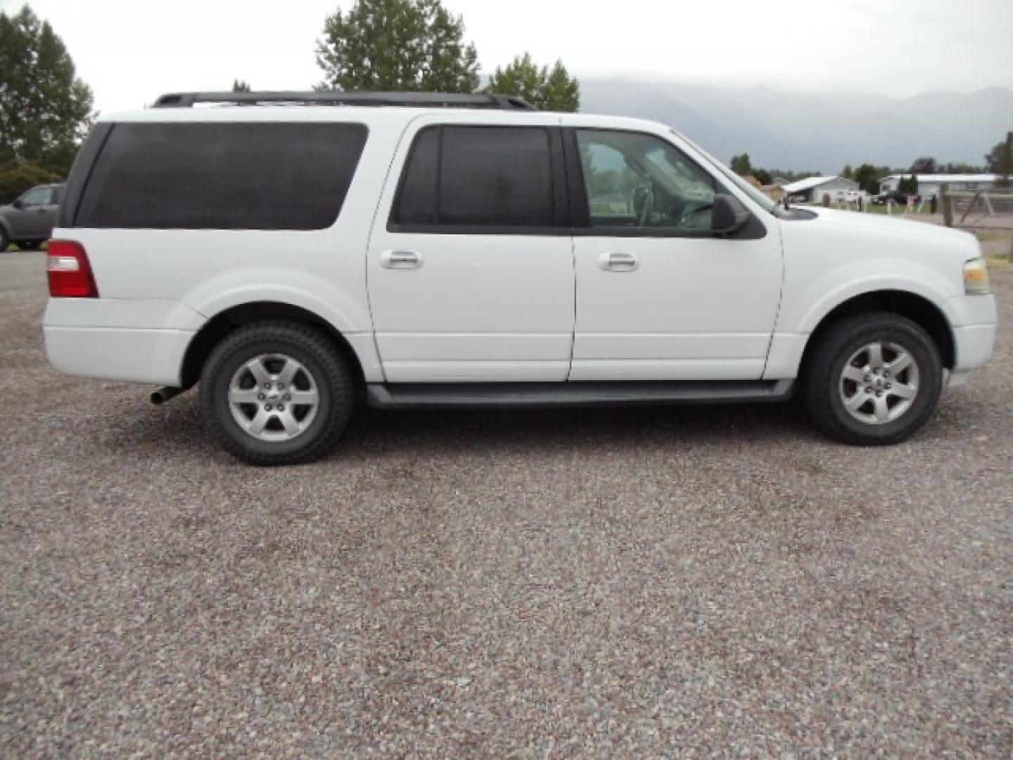 2010 White /Tan Ford Expedition XLT 4WD (1FMJK1G5XAE) with an 5.4L V8 SOHC 16V engine, 6-Speed Automatic Overdrive transmission, located at 5465 Highway 2 W., Columbia Falls, MT, 59912, (406) 892-4407, 48.352188, -114.240929 - Cruise control AC MP3 Tilt wheel Power seat drivers only Power windows door locks and mirrors Running boards Luggage Rack Towing - Photo#7