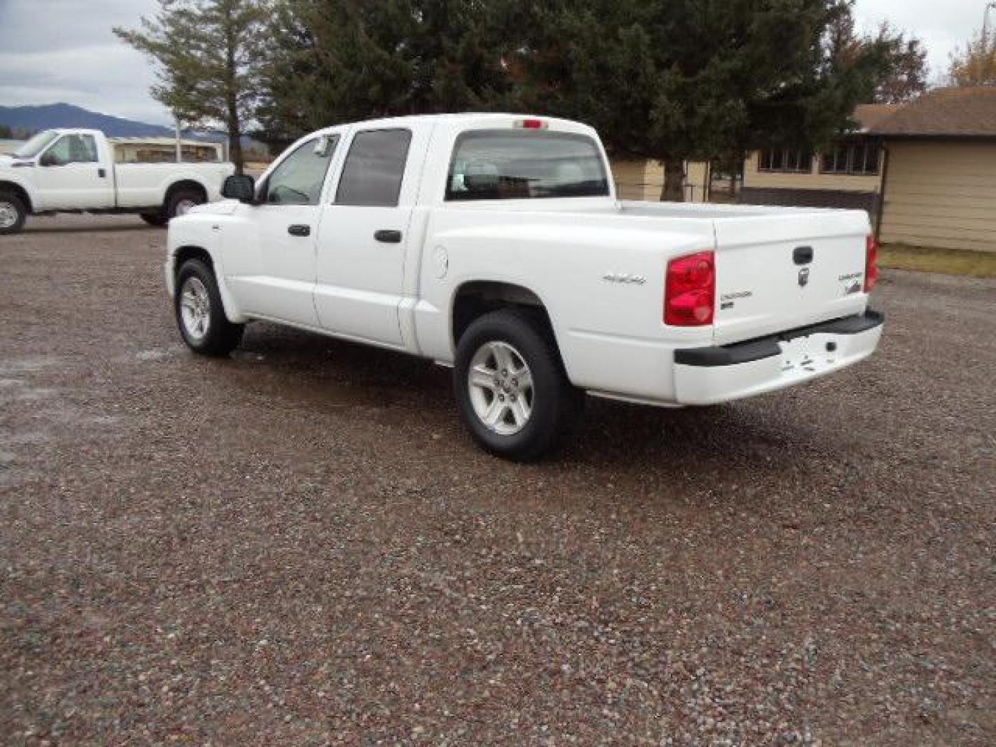 2010 White /Grey Dodge Dakota Bighorn (1D7RW3GP2AS) with an 4.7L V8 SOHC 16V FFV engine, 5-Speed Automatic transmission, located at 5465 Highway 2 W., Columbia Falls, MT, 59912, (406) 892-4407, 48.352188, -114.240929 - 4.7L V8 Cruise AC CD Tilt wheel Towing Power windows door locks and mirrors Brand new tires. - Photo#4