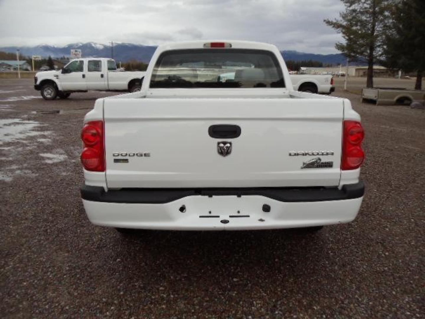 2010 White /Grey Dodge Dakota Bighorn (1D7RW3GP2AS) with an 4.7L V8 SOHC 16V FFV engine, 5-Speed Automatic transmission, located at 5465 Highway 2 W., Columbia Falls, MT, 59912, (406) 892-4407, 48.352188, -114.240929 - 4.7L V8 Cruise AC CD Tilt wheel Towing Power windows door locks and mirrors Brand new tires. - Photo#5