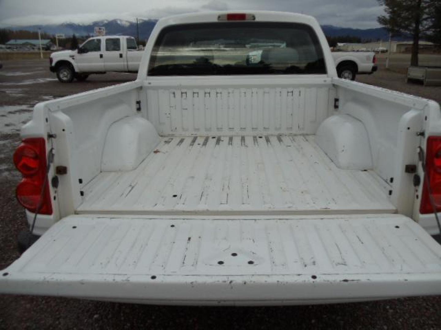 2010 White /Grey Dodge Dakota Bighorn (1D7RW3GP2AS) with an 4.7L V8 SOHC 16V FFV engine, 5-Speed Automatic transmission, located at 5465 Highway 2 W., Columbia Falls, MT, 59912, (406) 892-4407, 48.352188, -114.240929 - 4.7L V8 Cruise AC CD Tilt wheel Towing Power windows door locks and mirrors Brand new tires. - Photo#7