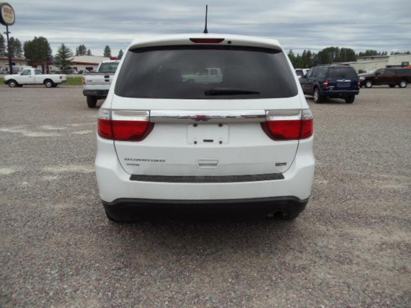 2013 White /Tan Dodge Durango SXT AWD (1C4RDJAG8DC) with an 3.6L V6 DOHC 24V engine, 5-Speed Automatic transmission, located at 5465 Highway 2 W., Columbia Falls, MT, 59912, (406) 892-4407, 48.352188, -114.240929 - Keyless entry Cruise control AC MP3 Tilt wheel Power windows door locks and mirrors Near new tires Front and rear heat and AC - Photo#5