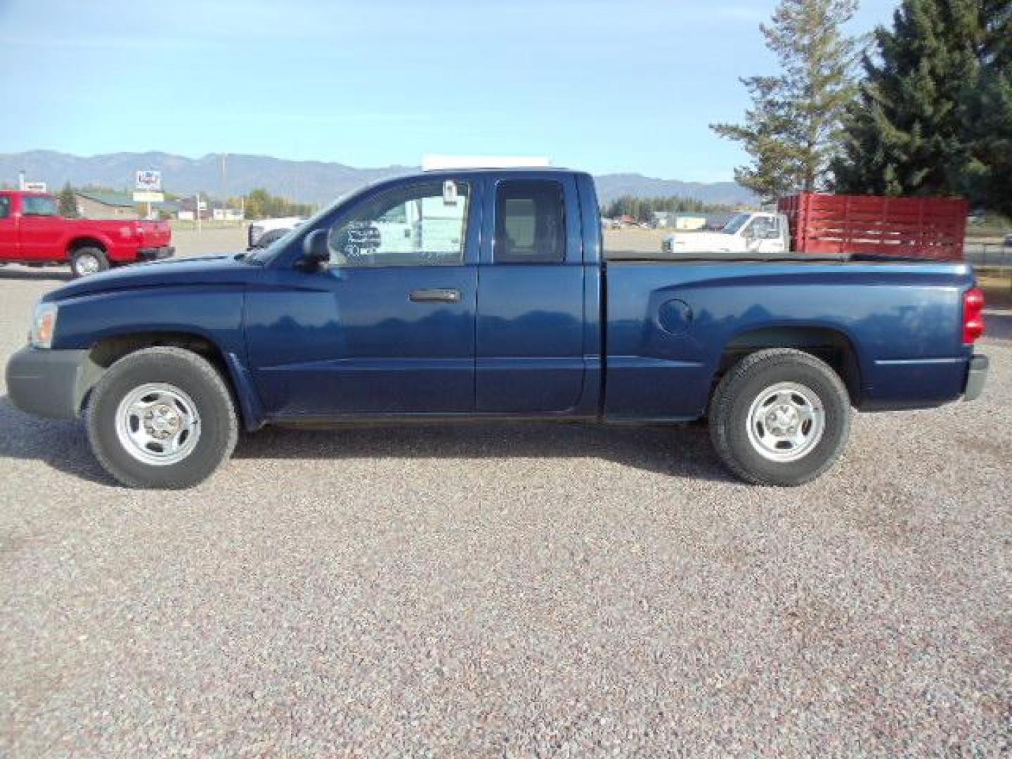 2007 Blue /Gray Dodge Dakota ST Club Cab 4WD (1D7HW22P27S) with an 4.7L V8 FFV engine, Automatic transmission, located at 5465 Highway 2 W., Columbia Falls, MT, 59912, (406) 892-4407, 48.352188, -114.240929 - Keyless entry Cruise control AC CD Tilt Wheel Power seat drivers only Power windows door locks and mirrors Near new tires - Photo#3