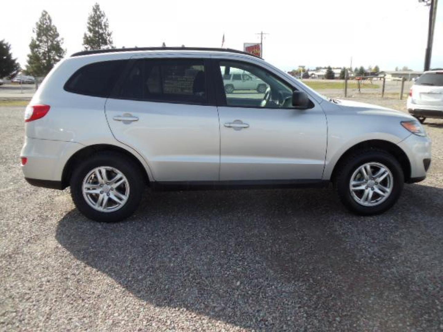 2012 Silver /Gray Hyundai Santa Fe GLS 2.4 4WD (5XYZGDAB4CG) with an 2.4L L4 DOHC 16V engine, 6-Speed Automatic transmission, located at 5465 Highway 2 W., Columbia Falls, MT, 59912, (406) 892-4407, 48.352188, -114.240929 - Keyless entry Cruise control AC Tilt wheel Power windows door locks and mirrors Brand new tires - Photo#9