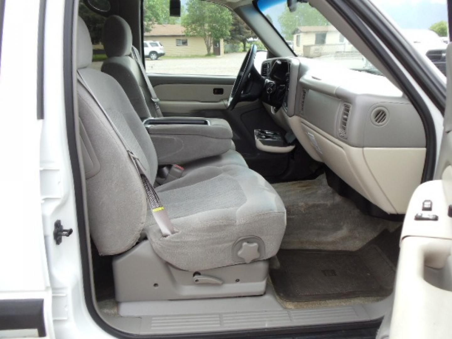 2000 White /Silver Chevrolet Suburban K2500 4WD (3GNGK26U6YG) with an 6.0L V8 OHV 16V engine, 4-Speed Automatic Overdrive transmission, located at 5465 Highway 2 W., Columbia Falls, MT, 59912, (406) 892-4407, 48.352188, -114.240929 - Photo#12