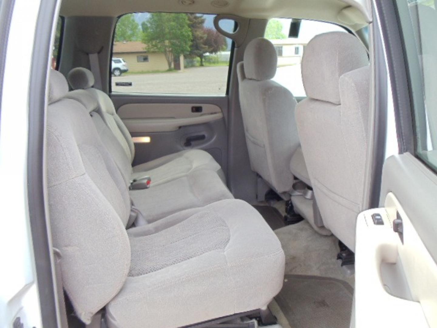 2000 White /Silver Chevrolet Suburban K2500 4WD (3GNGK26U6YG) with an 6.0L V8 OHV 16V engine, 4-Speed Automatic Overdrive transmission, located at 5465 Highway 2 W., Columbia Falls, MT, 59912, (406) 892-4407, 48.352188, -114.240929 - Photo#13