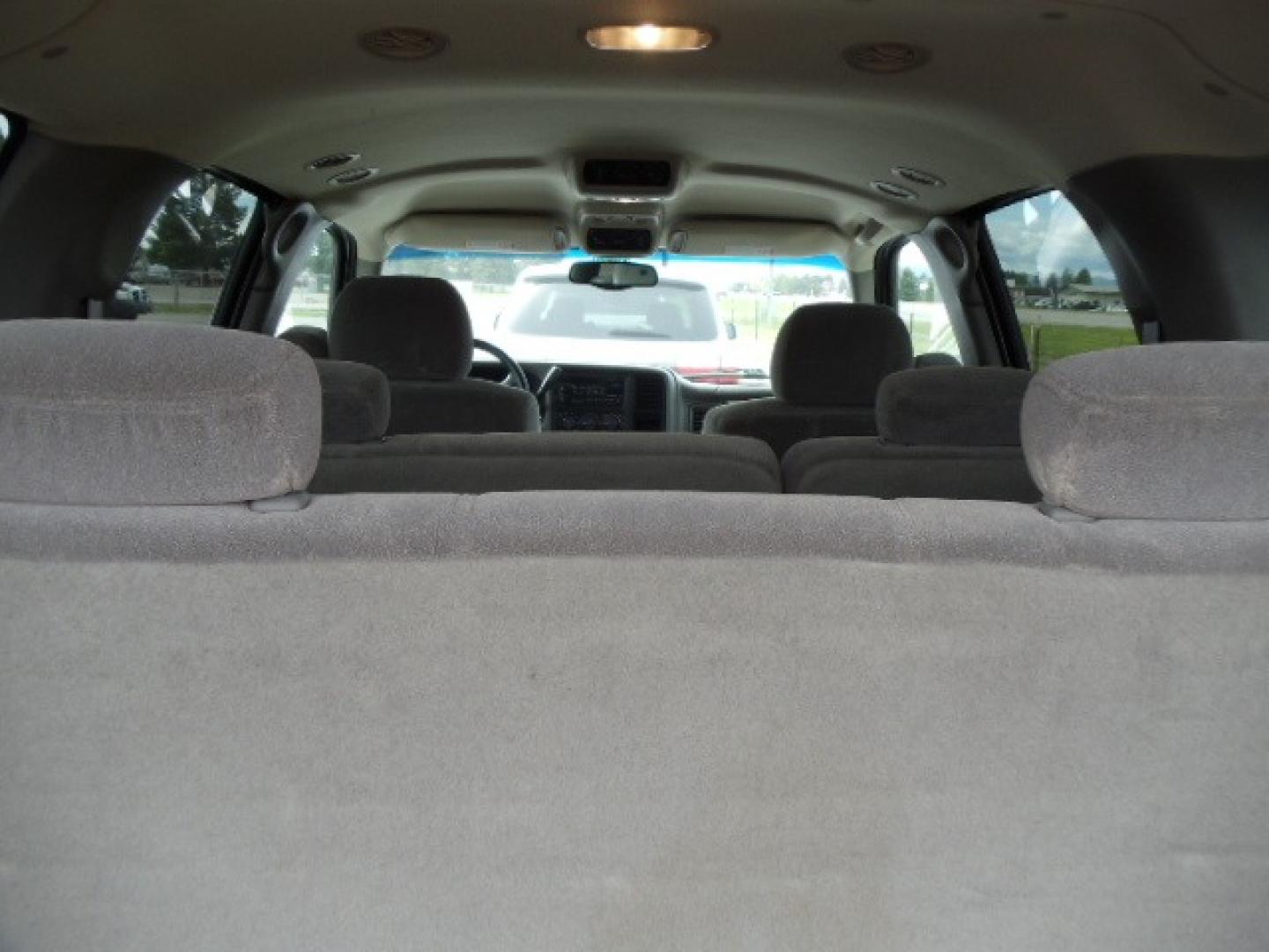 2000 White /Silver Chevrolet Suburban K2500 4WD (3GNGK26U6YG) with an 6.0L V8 OHV 16V engine, 4-Speed Automatic Overdrive transmission, located at 5465 Highway 2 W., Columbia Falls, MT, 59912, (406) 892-4407, 48.352188, -114.240929 - Photo#14