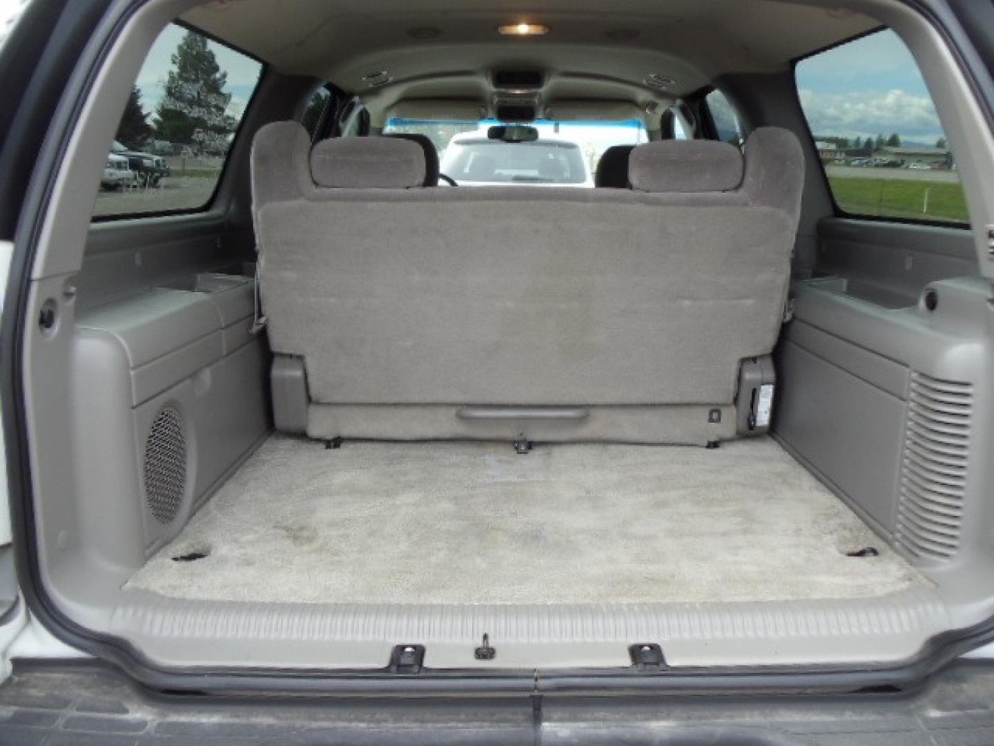 2000 White /Silver Chevrolet Suburban K2500 4WD (3GNGK26U6YG) with an 6.0L V8 OHV 16V engine, 4-Speed Automatic Overdrive transmission, located at 5465 Highway 2 W., Columbia Falls, MT, 59912, (406) 892-4407, 48.352188, -114.240929 - Photo#15