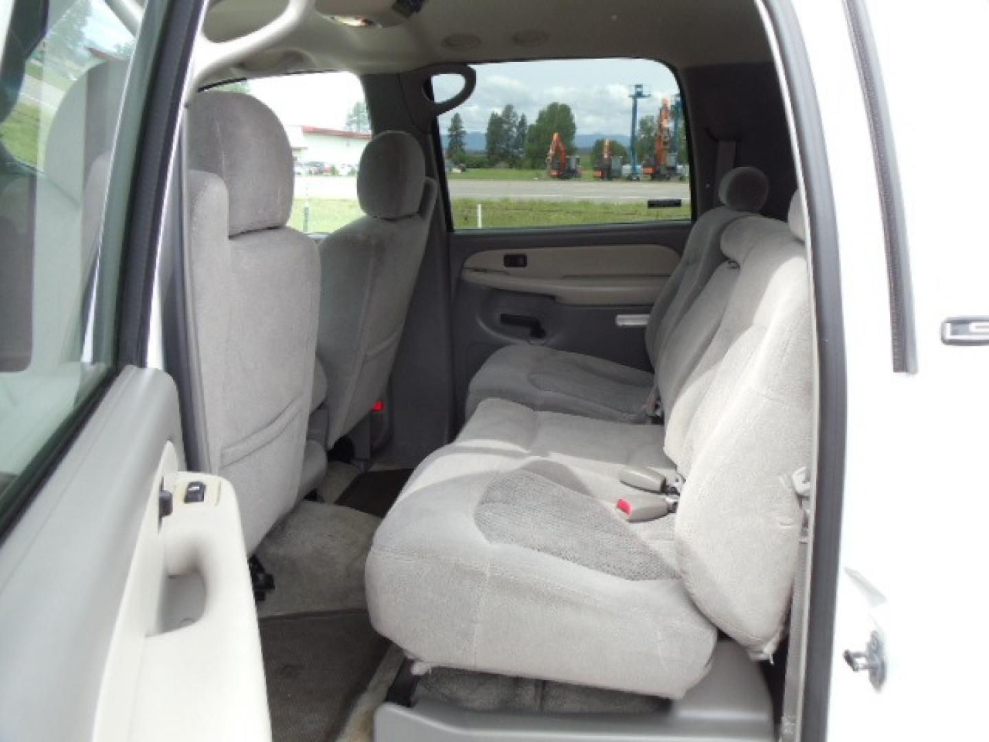 2000 White /Silver Chevrolet Suburban K2500 4WD (3GNGK26U6YG) with an 6.0L V8 OHV 16V engine, 4-Speed Automatic Overdrive transmission, located at 5465 Highway 2 W., Columbia Falls, MT, 59912, (406) 892-4407, 48.352188, -114.240929 - Photo#16