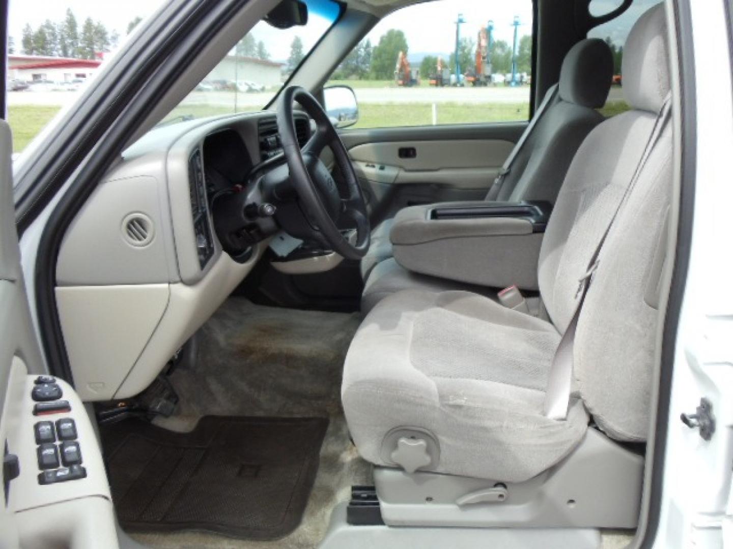 2000 White /Silver Chevrolet Suburban K2500 4WD (3GNGK26U6YG) with an 6.0L V8 OHV 16V engine, 4-Speed Automatic Overdrive transmission, located at 5465 Highway 2 W., Columbia Falls, MT, 59912, (406) 892-4407, 48.352188, -114.240929 - Photo#18