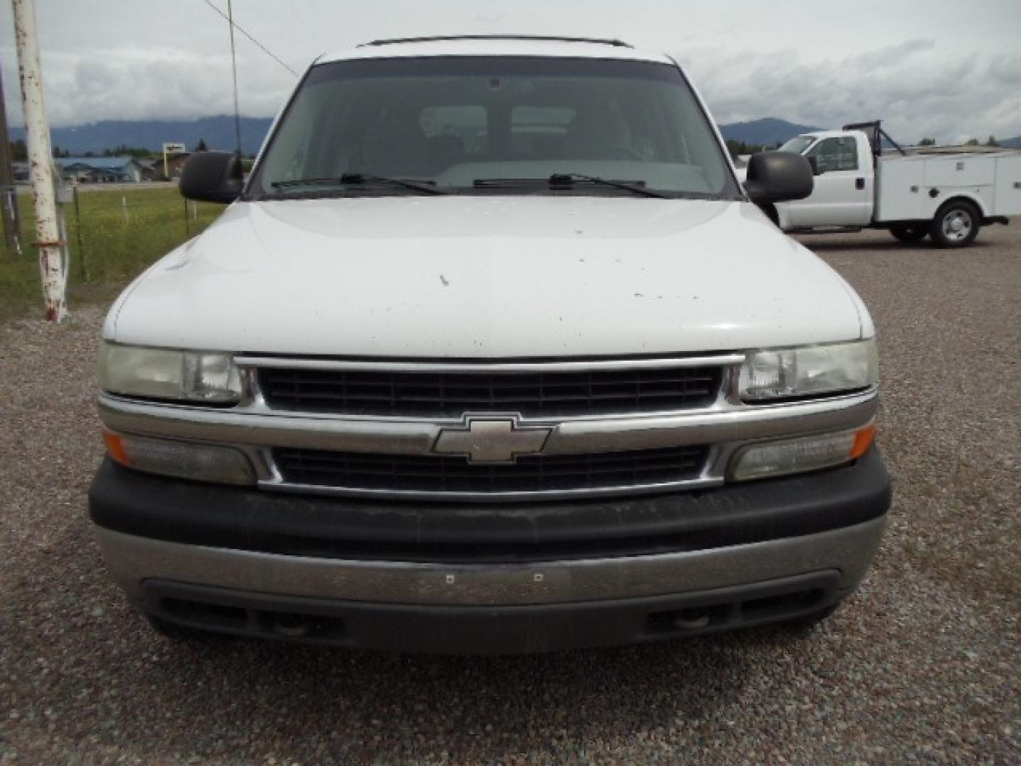 2000 White /Silver Chevrolet Suburban K2500 4WD (3GNGK26U6YG) with an 6.0L V8 OHV 16V engine, 4-Speed Automatic Overdrive transmission, located at 5465 Highway 2 W., Columbia Falls, MT, 59912, (406) 892-4407, 48.352188, -114.240929 - Photo#1