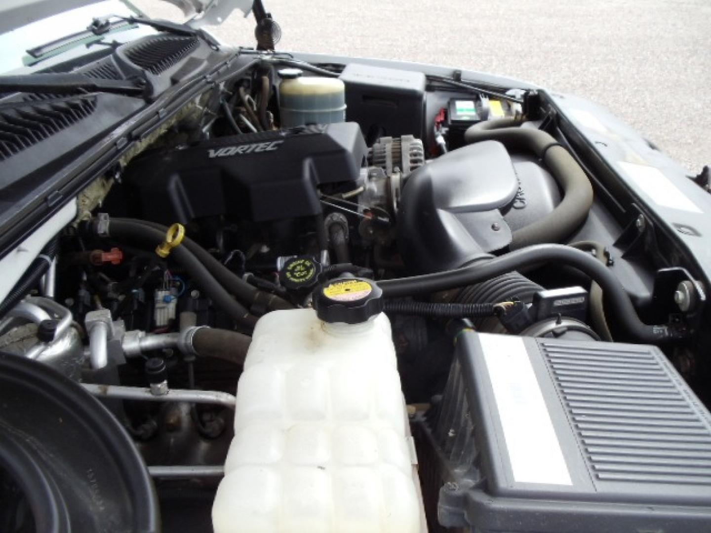 2000 White /Silver Chevrolet Suburban K2500 4WD (3GNGK26U6YG) with an 6.0L V8 OHV 16V engine, 4-Speed Automatic Overdrive transmission, located at 5465 Highway 2 W., Columbia Falls, MT, 59912, (406) 892-4407, 48.352188, -114.240929 - Photo#26