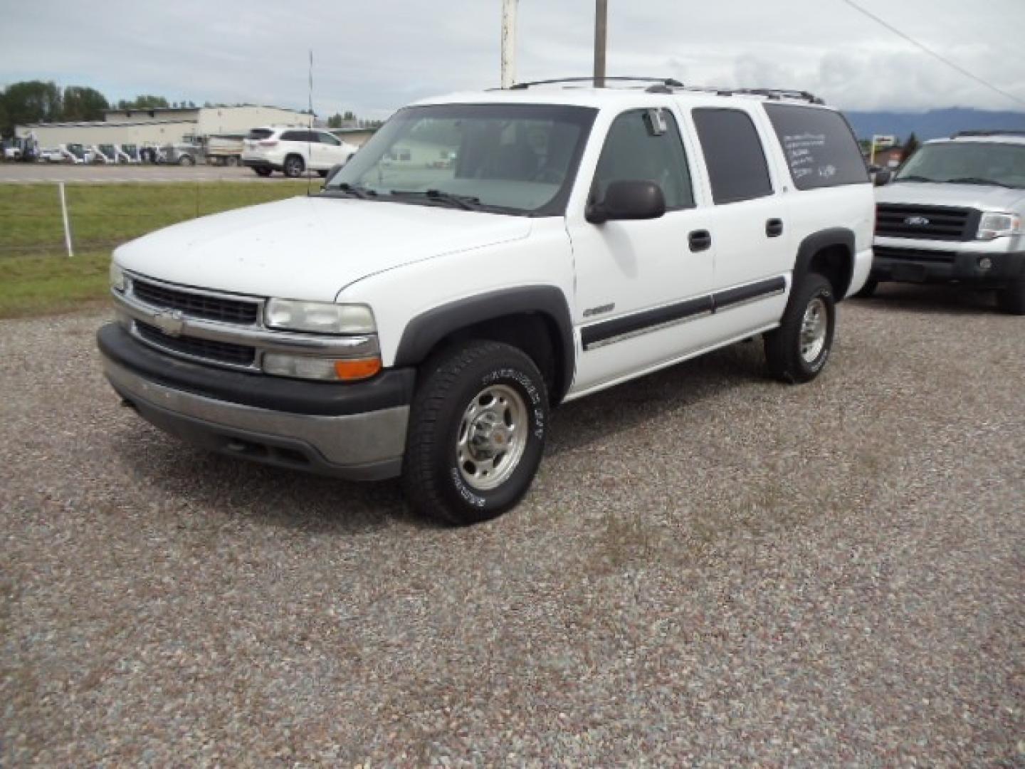 2000 White /Silver Chevrolet Suburban K2500 4WD (3GNGK26U6YG) with an 6.0L V8 OHV 16V engine, 4-Speed Automatic Overdrive transmission, located at 5465 Highway 2 W., Columbia Falls, MT, 59912, (406) 892-4407, 48.352188, -114.240929 - Photo#2