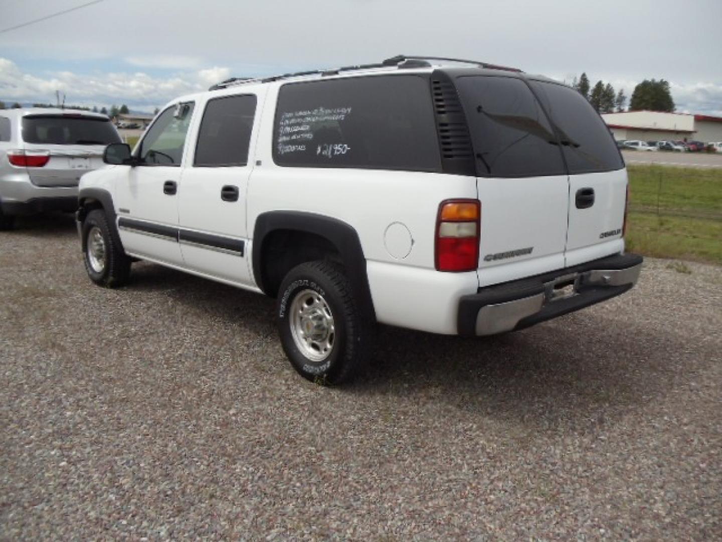 2000 White /Silver Chevrolet Suburban K2500 4WD (3GNGK26U6YG) with an 6.0L V8 OHV 16V engine, 4-Speed Automatic Overdrive transmission, located at 5465 Highway 2 W., Columbia Falls, MT, 59912, (406) 892-4407, 48.352188, -114.240929 - Photo#4