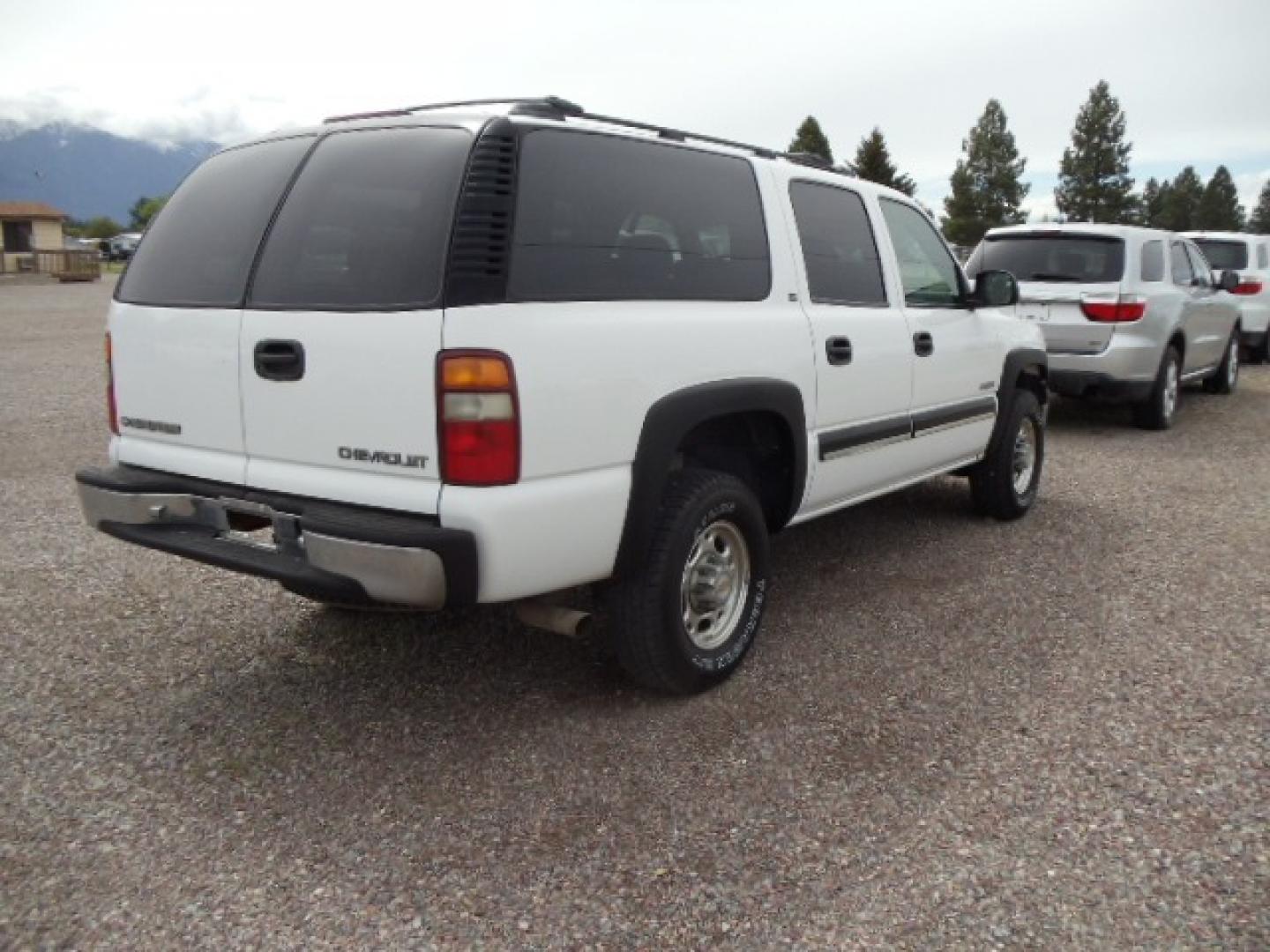 2000 White /Silver Chevrolet Suburban K2500 4WD (3GNGK26U6YG) with an 6.0L V8 OHV 16V engine, 4-Speed Automatic Overdrive transmission, located at 5465 Highway 2 W., Columbia Falls, MT, 59912, (406) 892-4407, 48.352188, -114.240929 - Photo#6