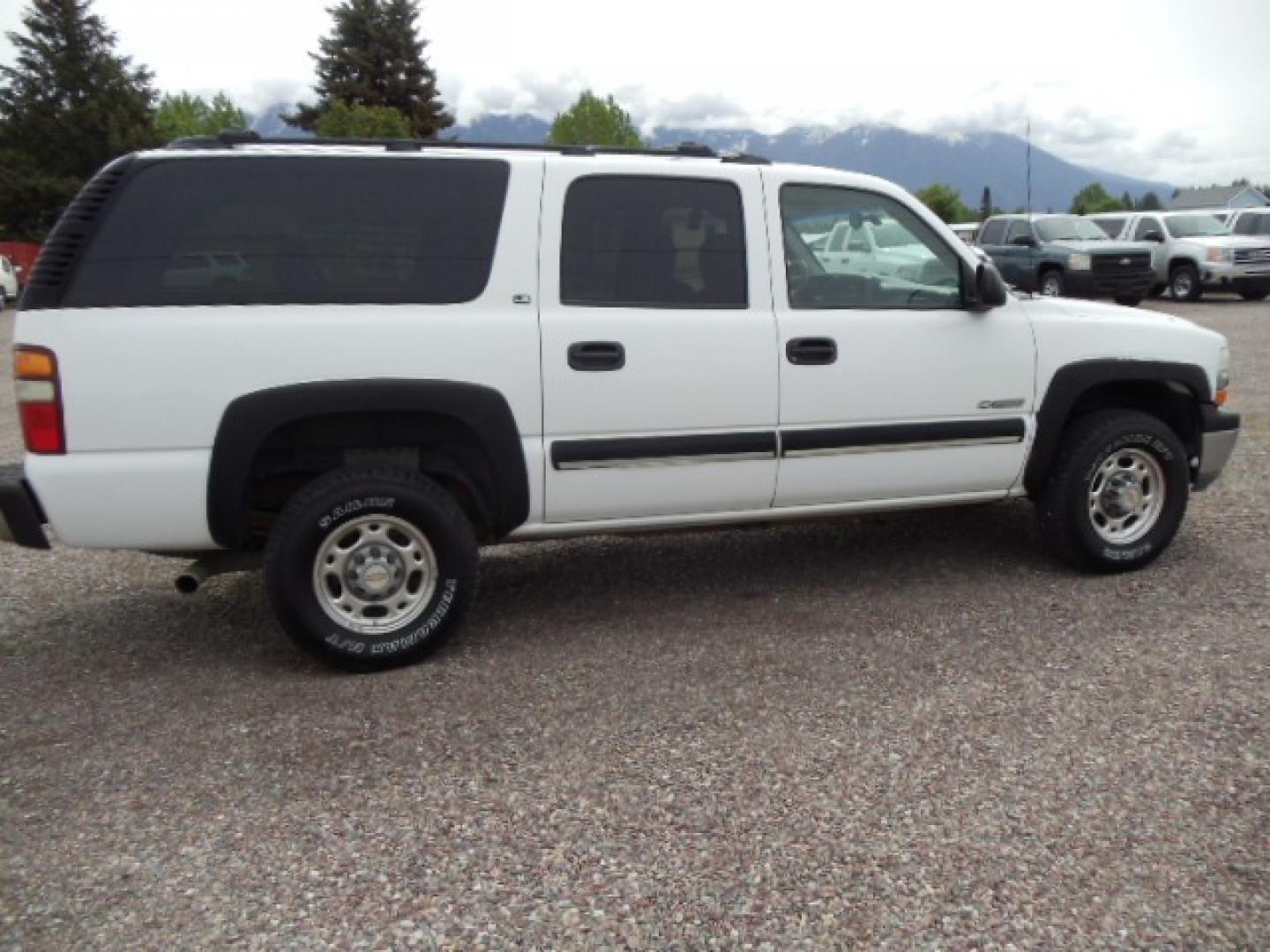 2000 White /Silver Chevrolet Suburban K2500 4WD (3GNGK26U6YG) with an 6.0L V8 OHV 16V engine, 4-Speed Automatic Overdrive transmission, located at 5465 Highway 2 W., Columbia Falls, MT, 59912, (406) 892-4407, 48.352188, -114.240929 - Photo#7