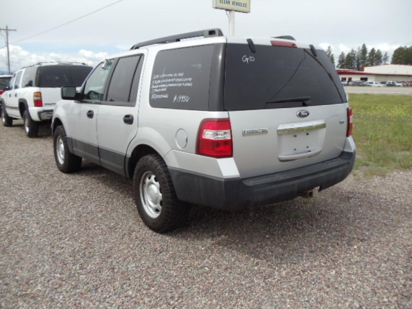 2014 Silver /Gray Ford Expedition XL 4WD (1FMJU1G50EE) with an 5.4L V8 SOHC 16V FFV engine, 6-Speed Automatic transmission, located at 5465 Highway 2 W., Columbia Falls, MT, 59912, (406) 892-4407, 48.352188, -114.240929 - Photo#4