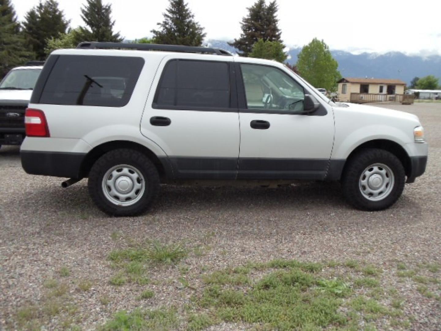 2014 Silver /Gray Ford Expedition XL 4WD (1FMJU1G50EE) with an 5.4L V8 SOHC 16V FFV engine, 6-Speed Automatic transmission, located at 5465 Highway 2 W., Columbia Falls, MT, 59912, (406) 892-4407, 48.352188, -114.240929 - Photo#8