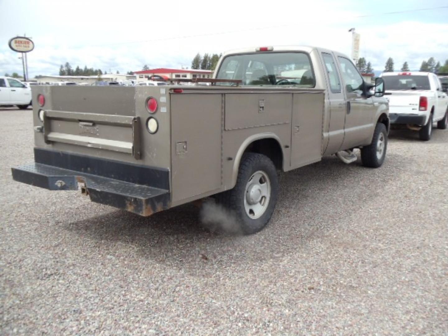 2005 Tan /Tan Ford F-350 SD Lariat SuperCab 4WD (1FDSX35Y05E) with an 6.8L V10 SOHC 30V engine, Automatic transmission, located at 5465 Highway 2 W., Columbia Falls, MT, 59912, (406) 892-4407, 48.352188, -114.240929 - Photo#9