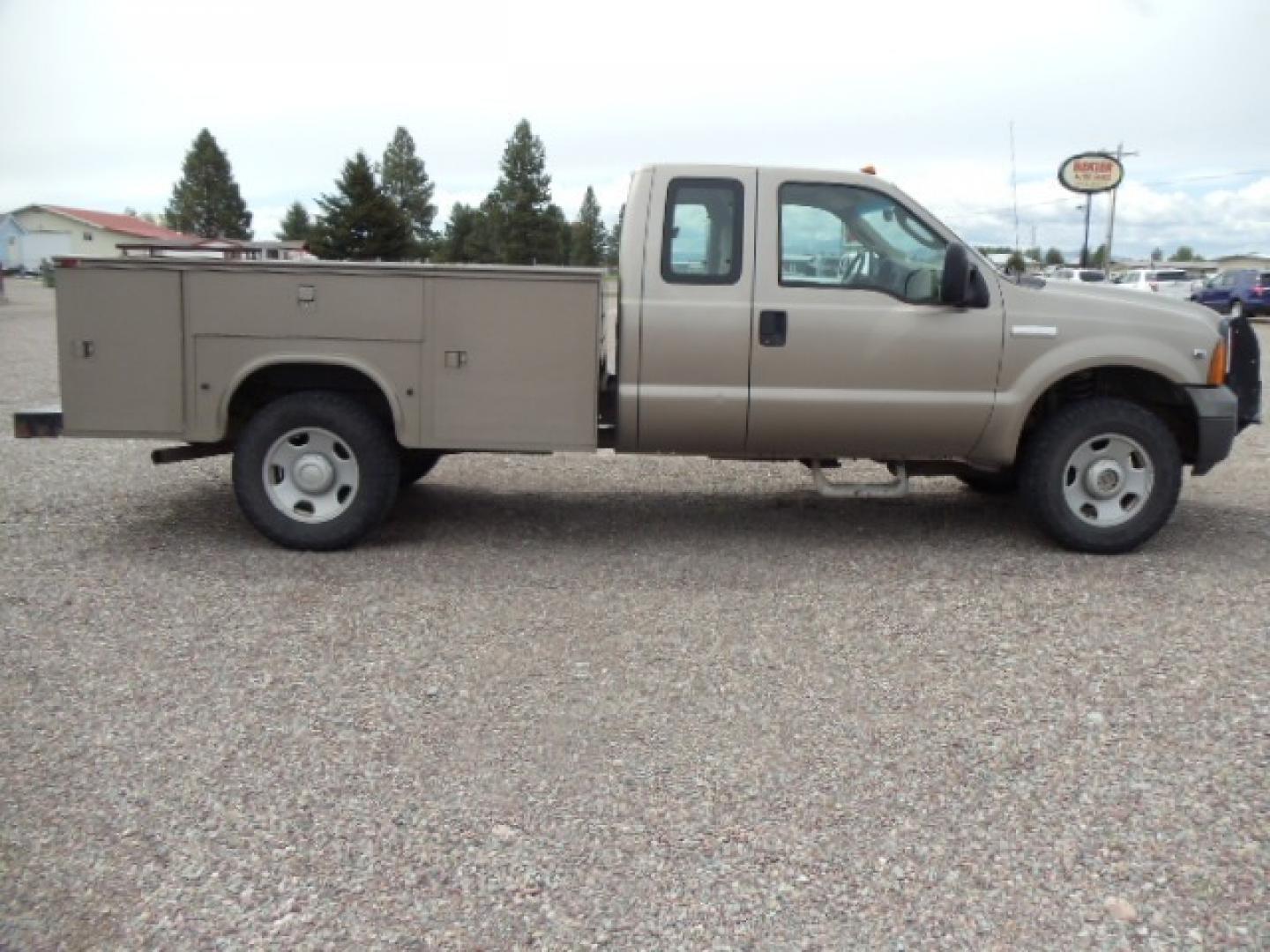 2005 Tan /Tan Ford F-350 SD Lariat SuperCab 4WD (1FDSX35Y05E) with an 6.8L V10 SOHC 30V engine, Automatic transmission, located at 5465 Highway 2 W., Columbia Falls, MT, 59912, (406) 892-4407, 48.352188, -114.240929 - Photo#10