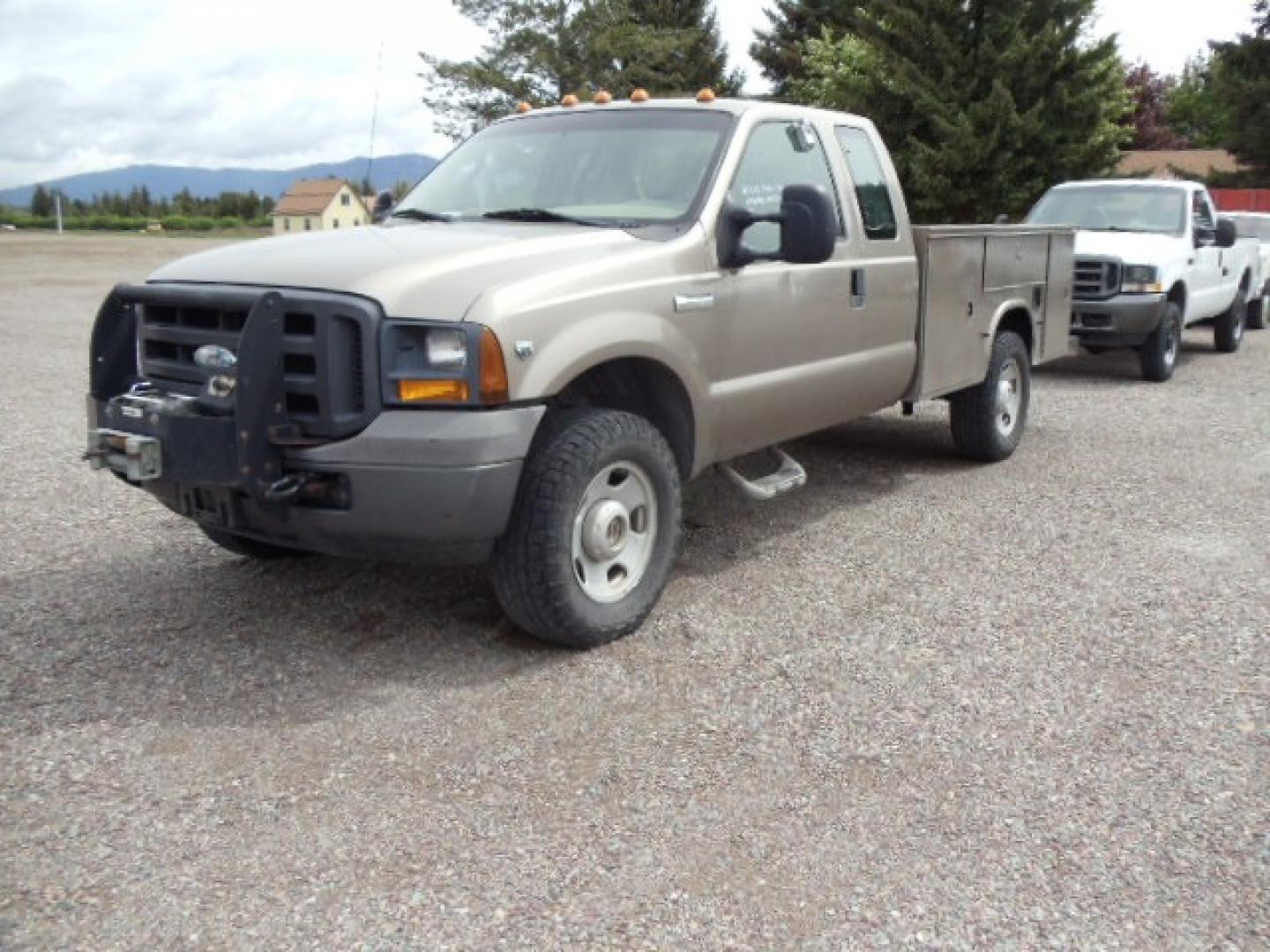 2005 Tan /Tan Ford F-350 SD Lariat SuperCab 4WD (1FDSX35Y05E) with an 6.8L V10 SOHC 30V engine, Automatic transmission, located at 5465 Highway 2 W., Columbia Falls, MT, 59912, (406) 892-4407, 48.352188, -114.240929 - Photo#3