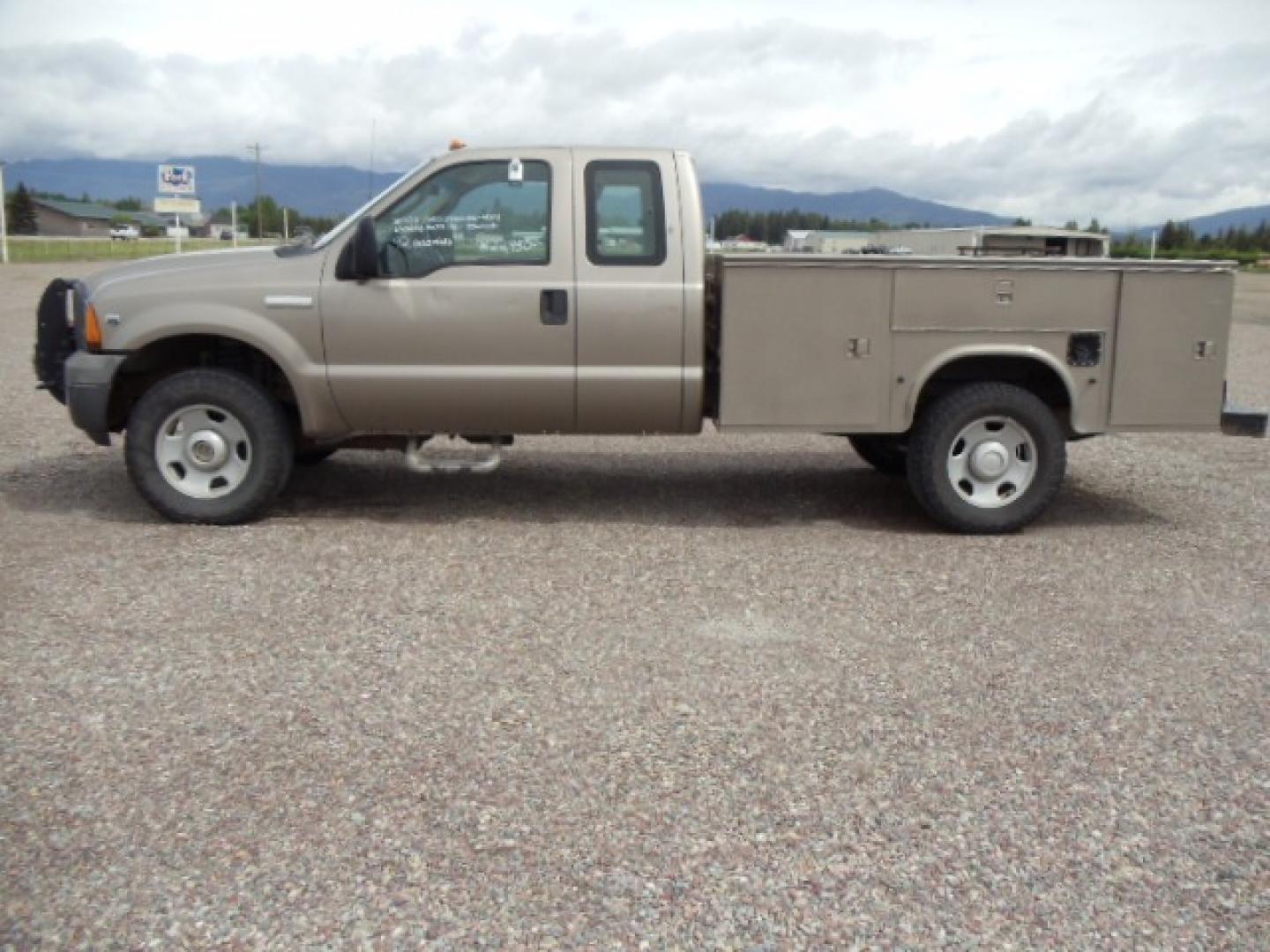 2005 Tan /Tan Ford F-350 SD Lariat SuperCab 4WD (1FDSX35Y05E) with an 6.8L V10 SOHC 30V engine, Automatic transmission, located at 5465 Highway 2 W., Columbia Falls, MT, 59912, (406) 892-4407, 48.352188, -114.240929 - Photo#4