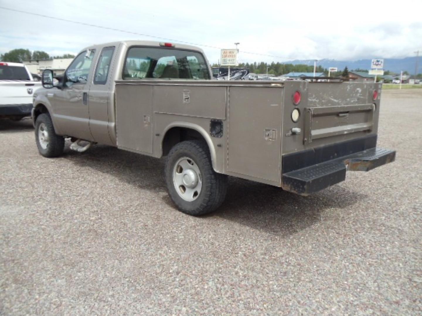 2005 Tan /Tan Ford F-350 SD Lariat SuperCab 4WD (1FDSX35Y05E) with an 6.8L V10 SOHC 30V engine, Automatic transmission, located at 5465 Highway 2 W., Columbia Falls, MT, 59912, (406) 892-4407, 48.352188, -114.240929 - Photo#5