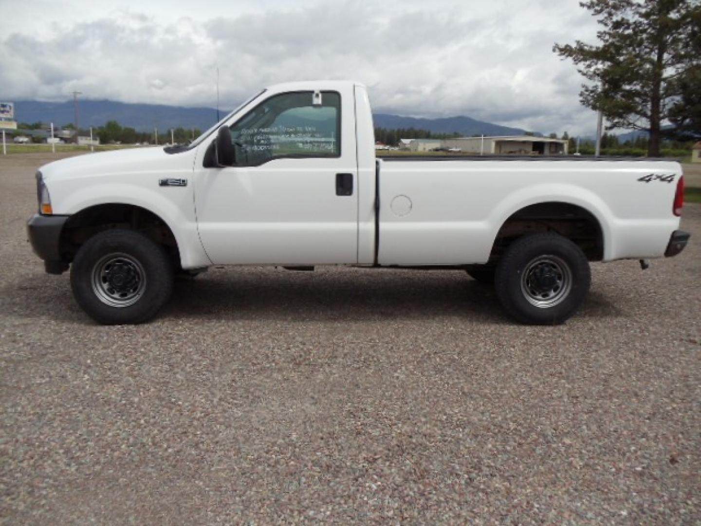 2003 White /Gray Ford F-250 SD XL (1FTNF21L93E) with an 5.4L V8 SOHC 16V engine, Automatic transmission, located at 5465 Highway 2 W., Columbia Falls, MT, 59912, (406) 892-4407, 48.352188, -114.240929 - Photo#3