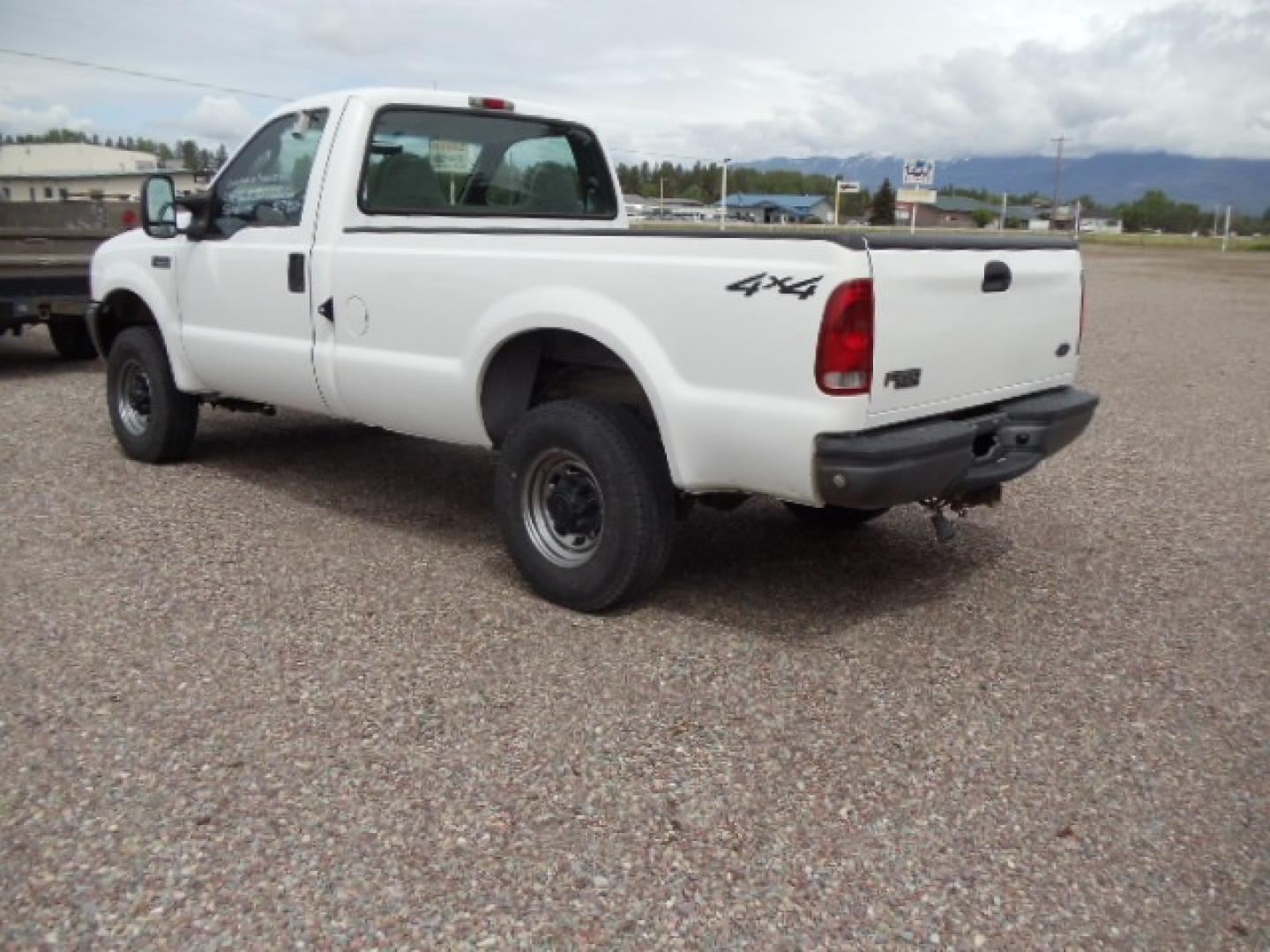 2003 White /Gray Ford F-250 SD XL (1FTNF21L93E) with an 5.4L V8 SOHC 16V engine, Automatic transmission, located at 5465 Highway 2 W., Columbia Falls, MT, 59912, (406) 892-4407, 48.352188, -114.240929 - Photo#4