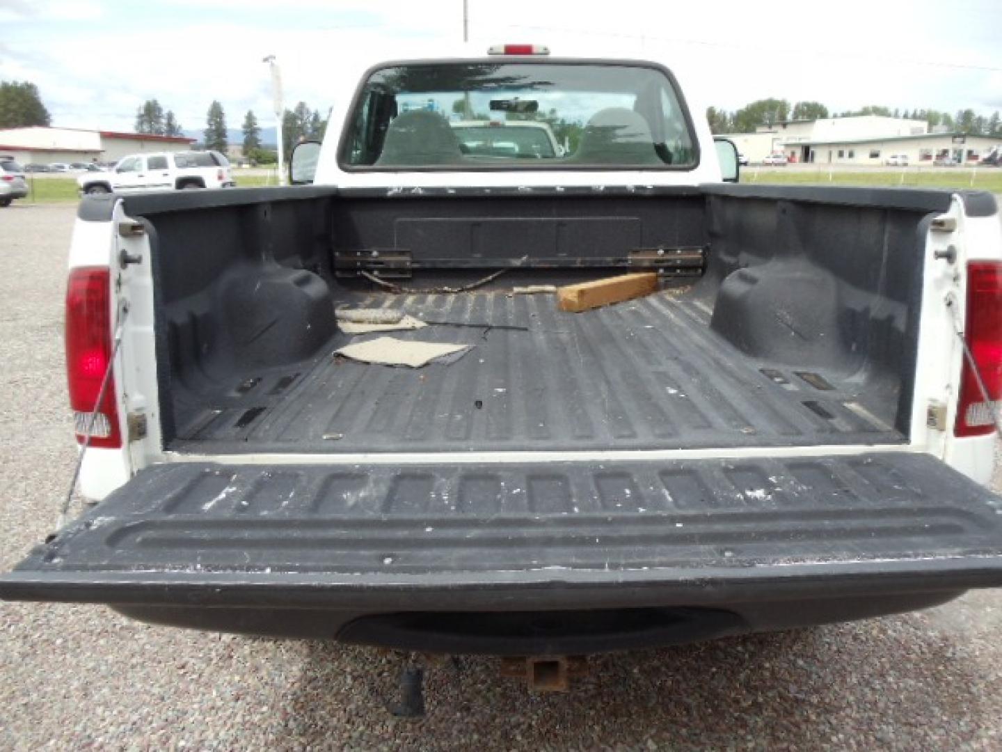 2003 White /Gray Ford F-250 SD XL (1FTNF21L93E) with an 5.4L V8 SOHC 16V engine, Automatic transmission, located at 5465 Highway 2 W., Columbia Falls, MT, 59912, (406) 892-4407, 48.352188, -114.240929 - Photo#7