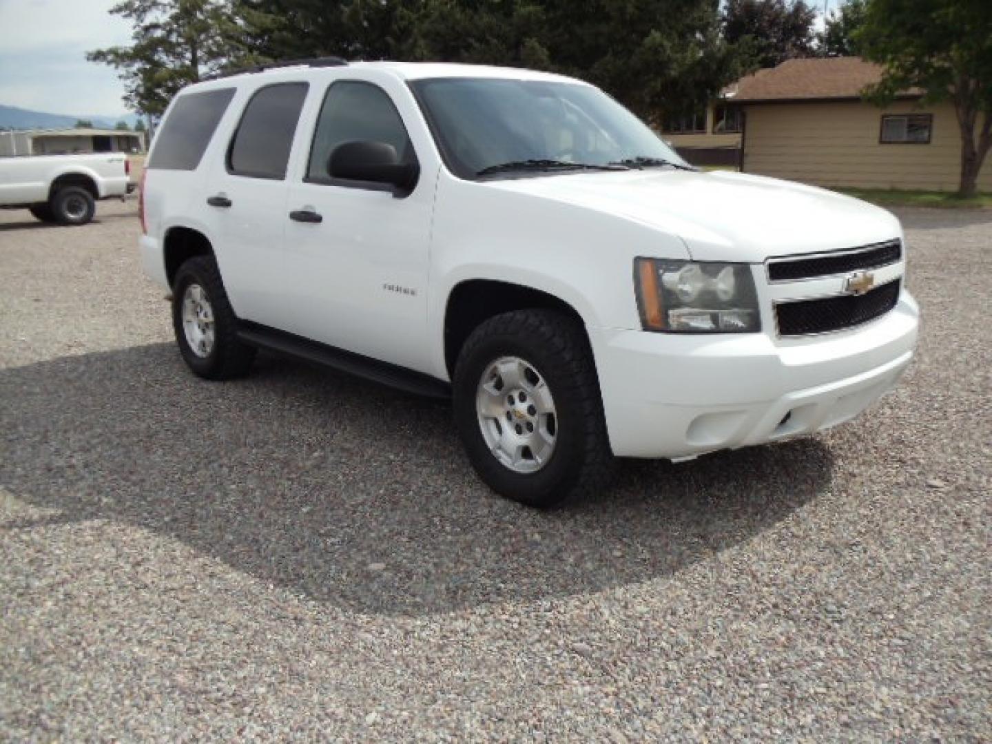 2010 White /Gray Chevrolet Tahoe LS 4WD (1GNUKAE05AR) with an 5.3L V8 OHV 16V FFV engine, 6-Speed Automatic transmission, located at 5465 Highway 2 W., Columbia Falls, MT, 59912, (406) 892-4407, 48.352188, -114.240929 - Photo#0