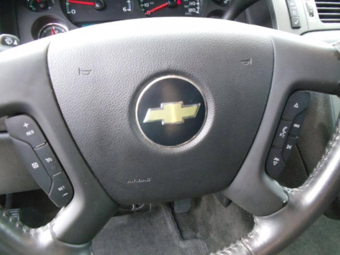 2010 White /Gray Chevrolet Tahoe LS 4WD (1GNUKAE05AR) with an 5.3L V8 OHV 16V FFV engine, 6-Speed Automatic transmission, located at 5465 Highway 2 W., Columbia Falls, MT, 59912, (406) 892-4407, 48.352188, -114.240929 - Photo#18