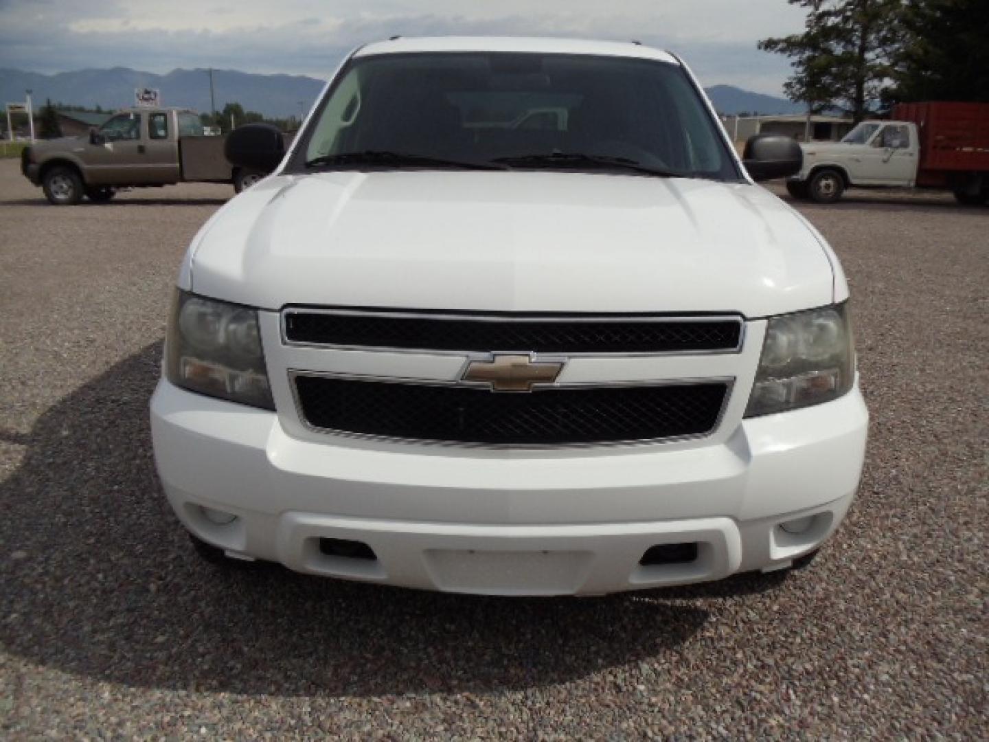 2010 White /Gray Chevrolet Tahoe LS 4WD (1GNUKAE05AR) with an 5.3L V8 OHV 16V FFV engine, 6-Speed Automatic transmission, located at 5465 Highway 2 W., Columbia Falls, MT, 59912, (406) 892-4407, 48.352188, -114.240929 - Photo#1