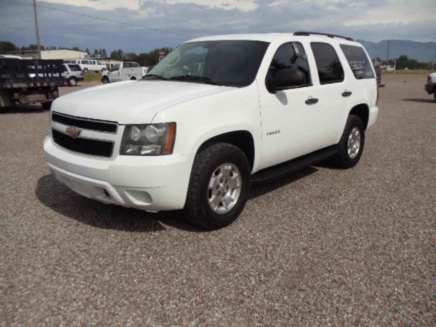 2010 White /Gray Chevrolet Tahoe LS 4WD (1GNUKAE05AR) with an 5.3L V8 OHV 16V FFV engine, 6-Speed Automatic transmission, located at 5465 Highway 2 W., Columbia Falls, MT, 59912, (406) 892-4407, 48.352188, -114.240929 - Photo#2