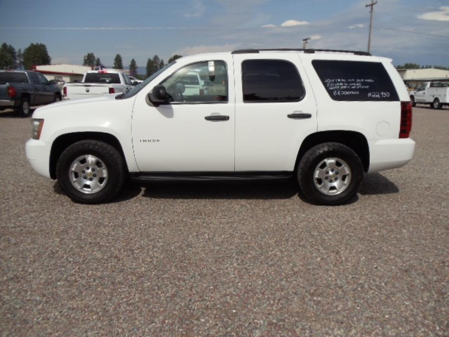 2010 White /Gray Chevrolet Tahoe LS 4WD (1GNUKAE05AR) with an 5.3L V8 OHV 16V FFV engine, 6-Speed Automatic transmission, located at 5465 Highway 2 W., Columbia Falls, MT, 59912, (406) 892-4407, 48.352188, -114.240929 - Photo#3