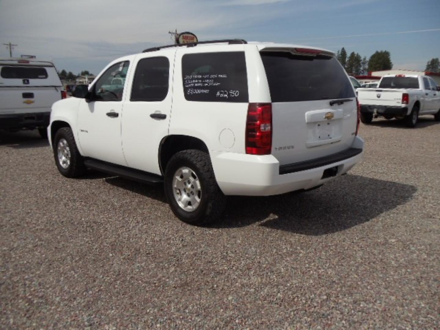 2010 White /Gray Chevrolet Tahoe LS 4WD (1GNUKAE05AR) with an 5.3L V8 OHV 16V FFV engine, 6-Speed Automatic transmission, located at 5465 Highway 2 W., Columbia Falls, MT, 59912, (406) 892-4407, 48.352188, -114.240929 - Photo#4