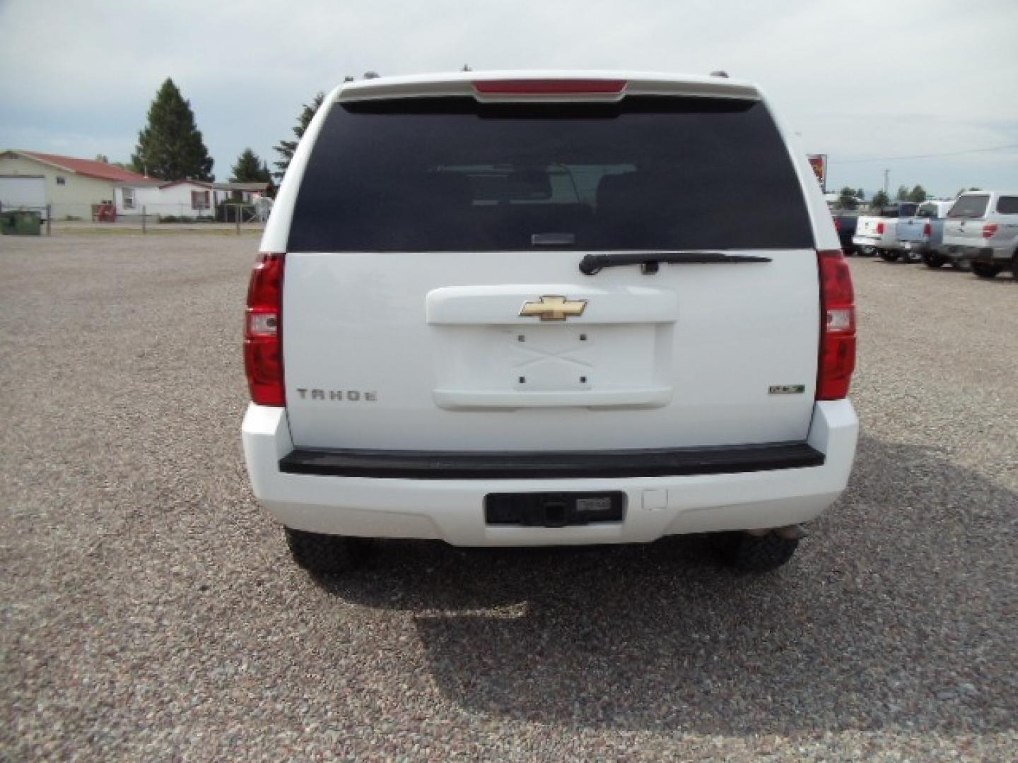 2010 White /Gray Chevrolet Tahoe LS 4WD (1GNUKAE05AR) with an 5.3L V8 OHV 16V FFV engine, 6-Speed Automatic transmission, located at 5465 Highway 2 W., Columbia Falls, MT, 59912, (406) 892-4407, 48.352188, -114.240929 - Photo#5