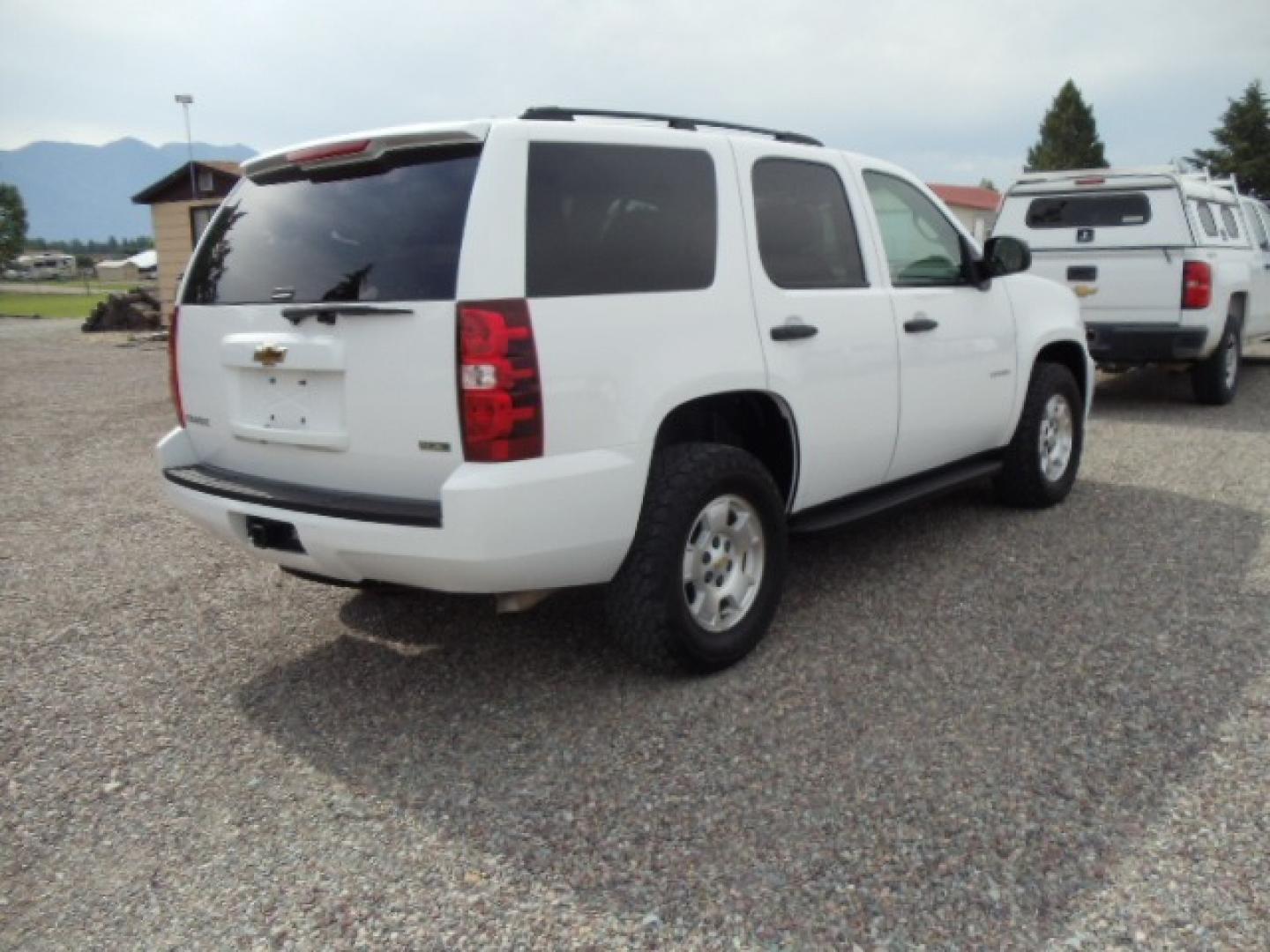 2010 White /Gray Chevrolet Tahoe LS 4WD (1GNUKAE05AR) with an 5.3L V8 OHV 16V FFV engine, 6-Speed Automatic transmission, located at 5465 Highway 2 W., Columbia Falls, MT, 59912, (406) 892-4407, 48.352188, -114.240929 - Photo#7