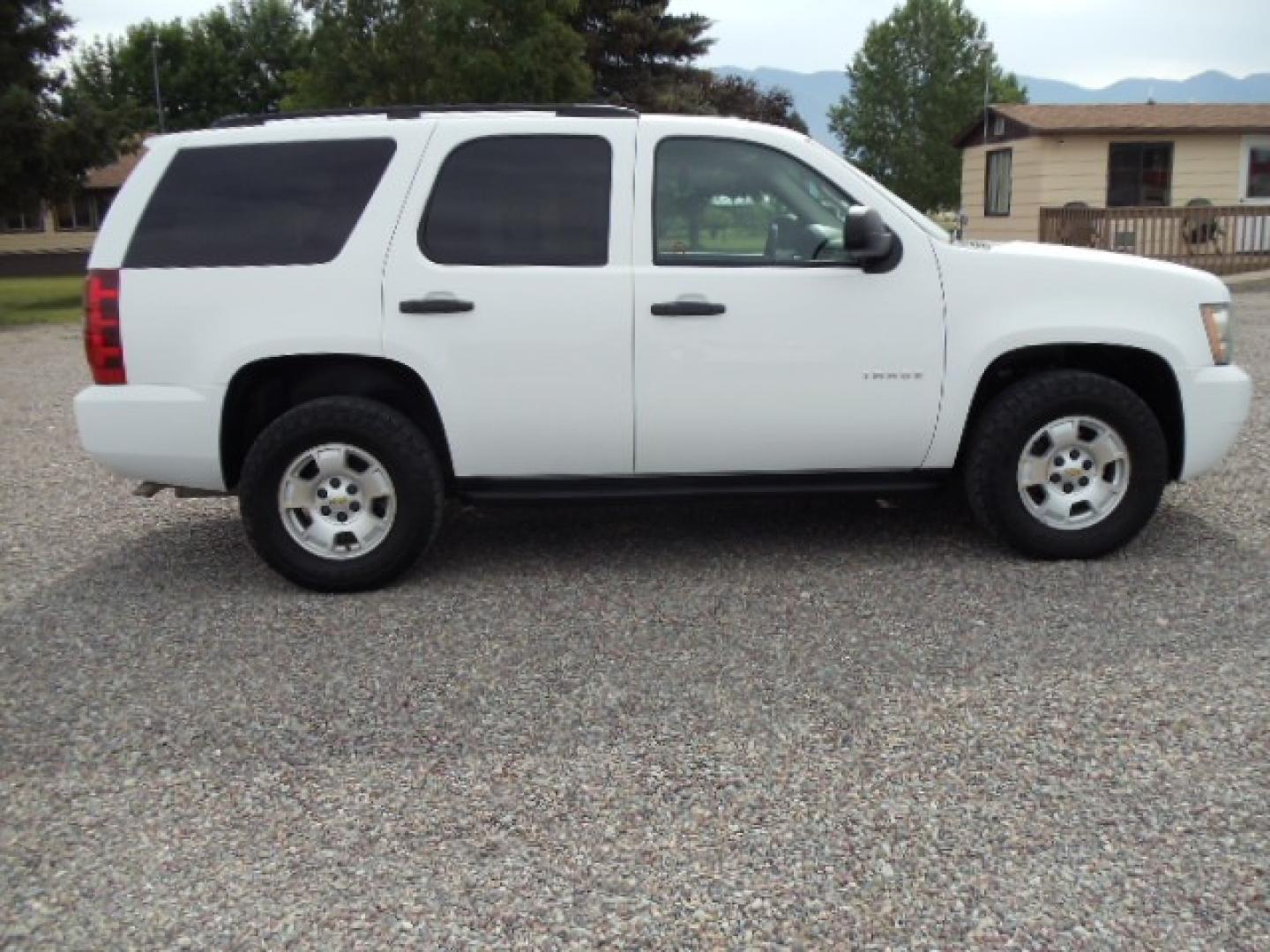 2010 White /Gray Chevrolet Tahoe LS 4WD (1GNUKAE05AR) with an 5.3L V8 OHV 16V FFV engine, 6-Speed Automatic transmission, located at 5465 Highway 2 W., Columbia Falls, MT, 59912, (406) 892-4407, 48.352188, -114.240929 - Photo#8