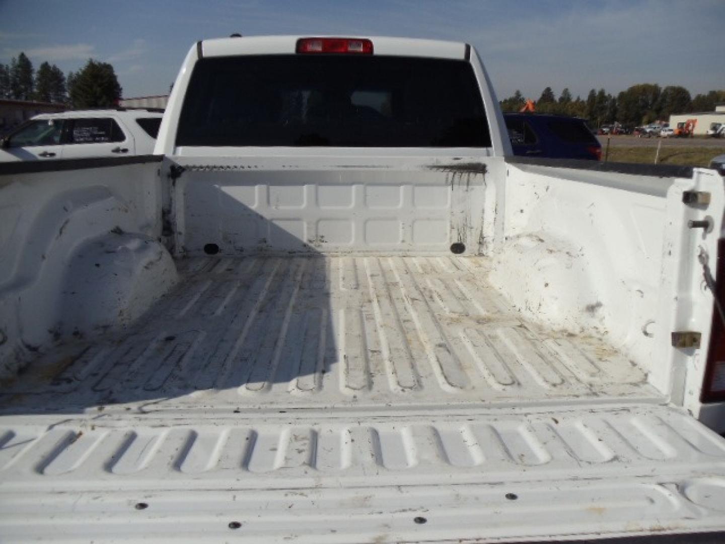 2018 White /Grey RAM 1500 Tradesman Quad Cab 4WD (1C6RR7FG1JS) with an 3.6L V6 DOHC 24V FFV engine, 8A transmission, located at 5465 Highway 2 W., Columbia Falls, MT, 59912, (406) 892-4407, 48.352188, -114.240929 - Photo#7