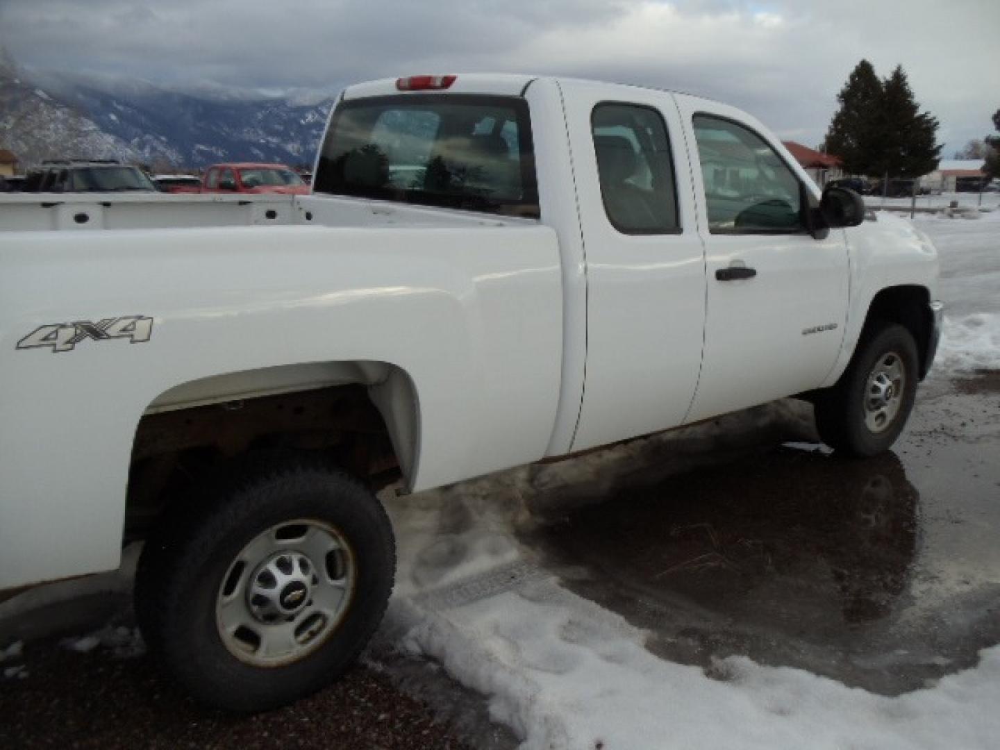 2012 White /Gray Chevrolet Silverado 2500HD Work Truck Ext. Cab 4WD (1GC2KVCG0CZ) with an 6.0L V8 OHV 16V FFV engine, 6-Speed Automatic transmission, located at 5465 Highway 2 W., Columbia Falls, MT, 59912, (406) 892-4407, 48.352188, -114.240929 - This truck was previously owned by the federal government so it has been well maintained and taken care of. This truck is very clean inside and out with good tires and low miles. This is the quad door short box with the 6.0L V8 gas motor. - Photo#9