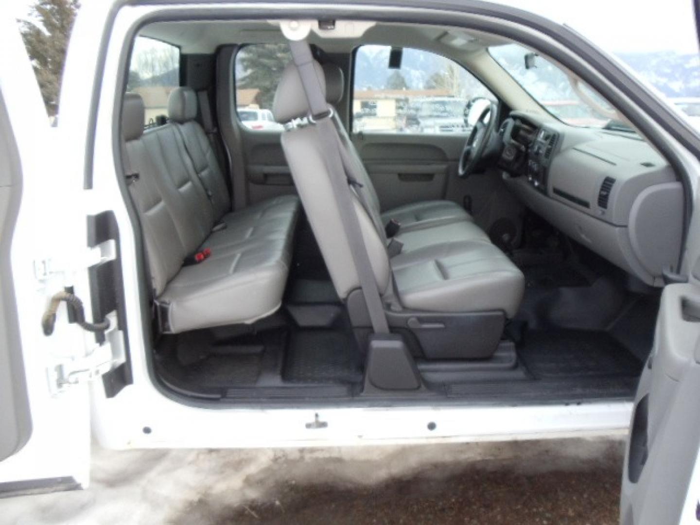 2012 White /Gray Chevrolet Silverado 2500HD Work Truck Ext. Cab 4WD (1GC2KVCG0CZ) with an 6.0L V8 OHV 16V FFV engine, 6-Speed Automatic transmission, located at 5465 Highway 2 W., Columbia Falls, MT, 59912, (406) 892-4407, 48.352188, -114.240929 - This truck was previously owned by the federal government so it has been well maintained and taken care of. This truck is very clean inside and out with good tires and low miles. This is the quad door short box with the 6.0L V8 gas motor. - Photo#12