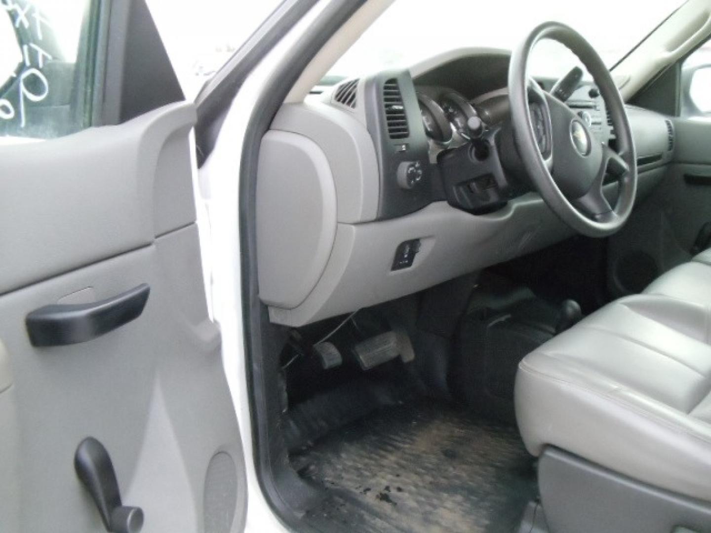 2012 White /Gray Chevrolet Silverado 2500HD Work Truck Ext. Cab 4WD (1GC2KVCG0CZ) with an 6.0L V8 OHV 16V FFV engine, 6-Speed Automatic transmission, located at 5465 Highway 2 W., Columbia Falls, MT, 59912, (406) 892-4407, 48.352188, -114.240929 - This truck was previously owned by the federal government so it has been well maintained and taken care of. This truck is very clean inside and out with good tires and low miles. This is the quad door short box with the 6.0L V8 gas motor. - Photo#15