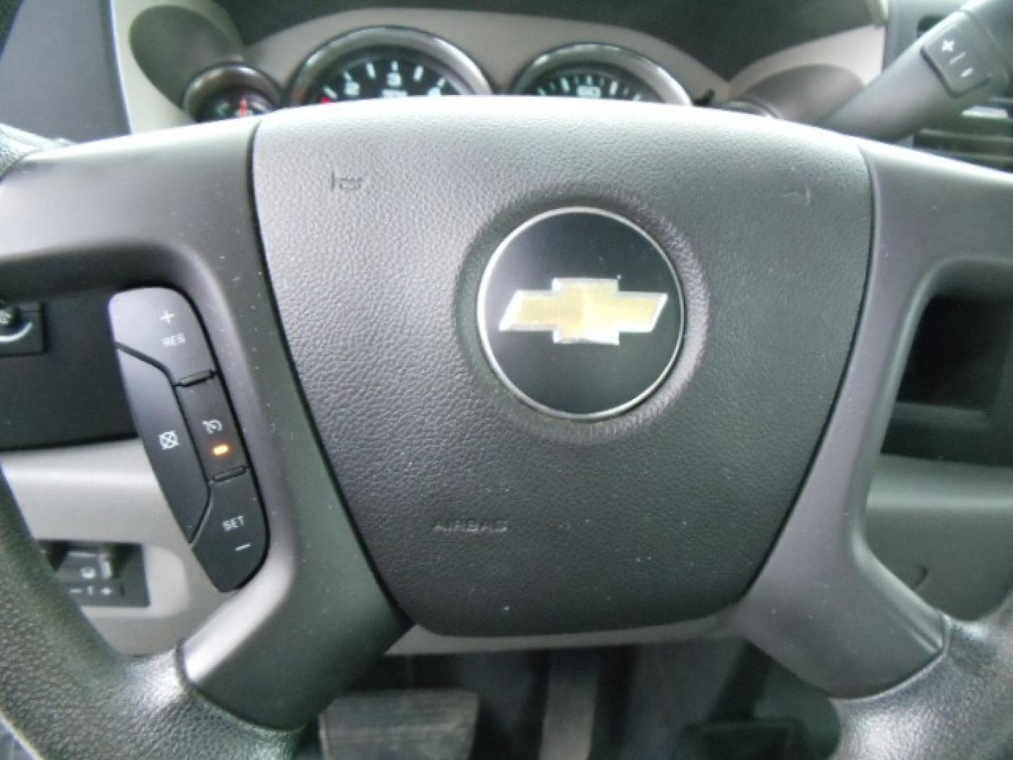 2012 White /Gray Chevrolet Silverado 2500HD Work Truck Ext. Cab 4WD (1GC2KVCG0CZ) with an 6.0L V8 OHV 16V FFV engine, 6-Speed Automatic transmission, located at 5465 Highway 2 W., Columbia Falls, MT, 59912, (406) 892-4407, 48.352188, -114.240929 - This truck was previously owned by the federal government so it has been well maintained and taken care of. This truck is very clean inside and out with good tires and low miles. This is the quad door short box with the 6.0L V8 gas motor. - Photo#17