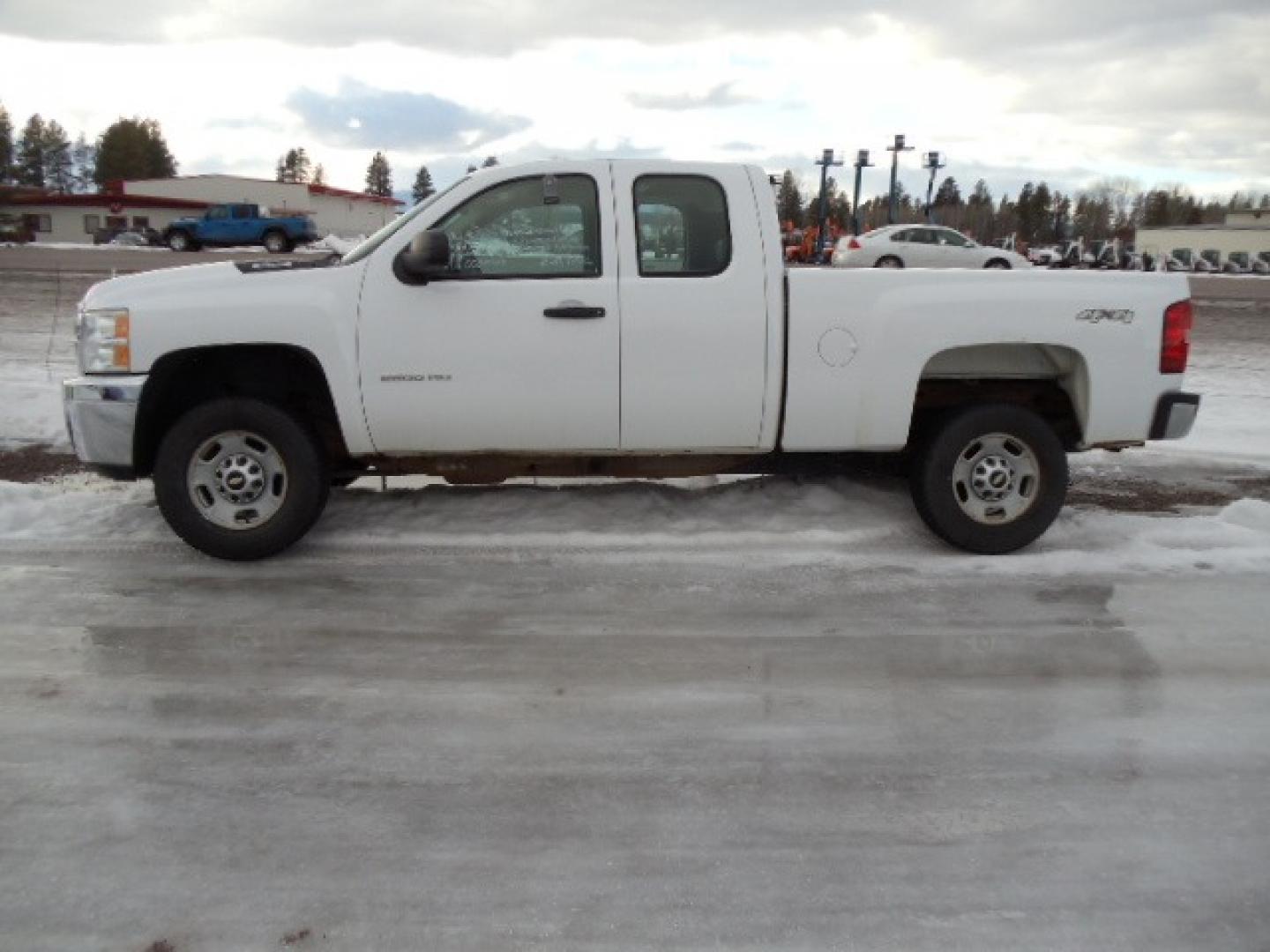 2012 White /Gray Chevrolet Silverado 2500HD Work Truck Ext. Cab 4WD (1GC2KVCG0CZ) with an 6.0L V8 OHV 16V FFV engine, 6-Speed Automatic transmission, located at 5465 Highway 2 W., Columbia Falls, MT, 59912, (406) 892-4407, 48.352188, -114.240929 - This truck was previously owned by the federal government so it has been well maintained and taken care of. This truck is very clean inside and out with good tires and low miles. This is the quad door short box with the 6.0L V8 gas motor. - Photo#3