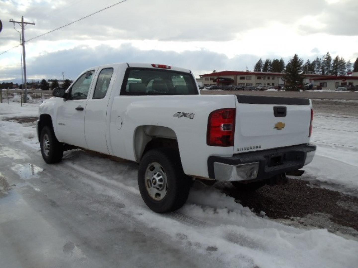 2012 White /Gray Chevrolet Silverado 2500HD Work Truck Ext. Cab 4WD (1GC2KVCG0CZ) with an 6.0L V8 OHV 16V FFV engine, 6-Speed Automatic transmission, located at 5465 Highway 2 W., Columbia Falls, MT, 59912, (406) 892-4407, 48.352188, -114.240929 - This truck was previously owned by the federal government so it has been well maintained and taken care of. This truck is very clean inside and out with good tires and low miles. This is the quad door short box with the 6.0L V8 gas motor. - Photo#4